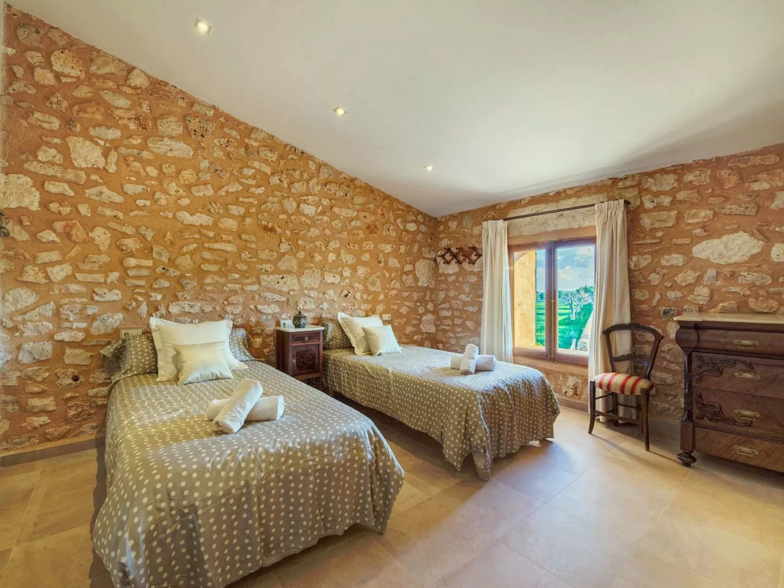 Luxuriöse Finca im modernen Stil mit Pool und Klimaanlage-Image-tags.info