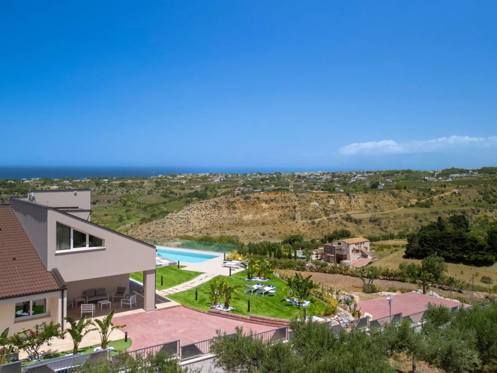 Villa mit Panoramablick auf das Meer, umgeben von der Natur