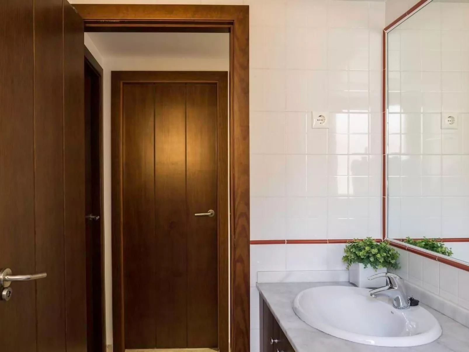 "Blue" mit Schwimmbad-Binnen