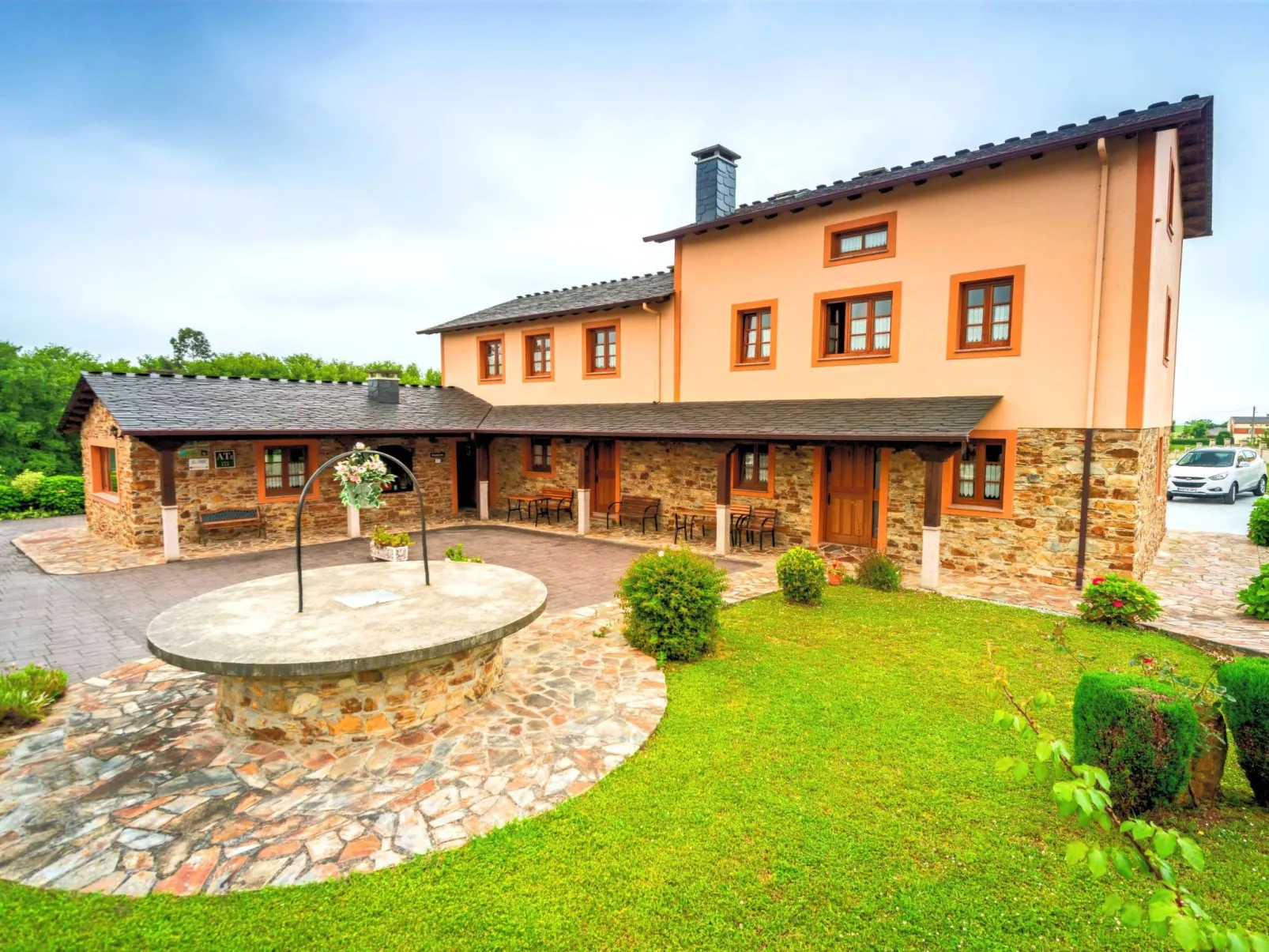 Unterkunft mit Aussicht in "Apartamentos Navalin".-Buiten