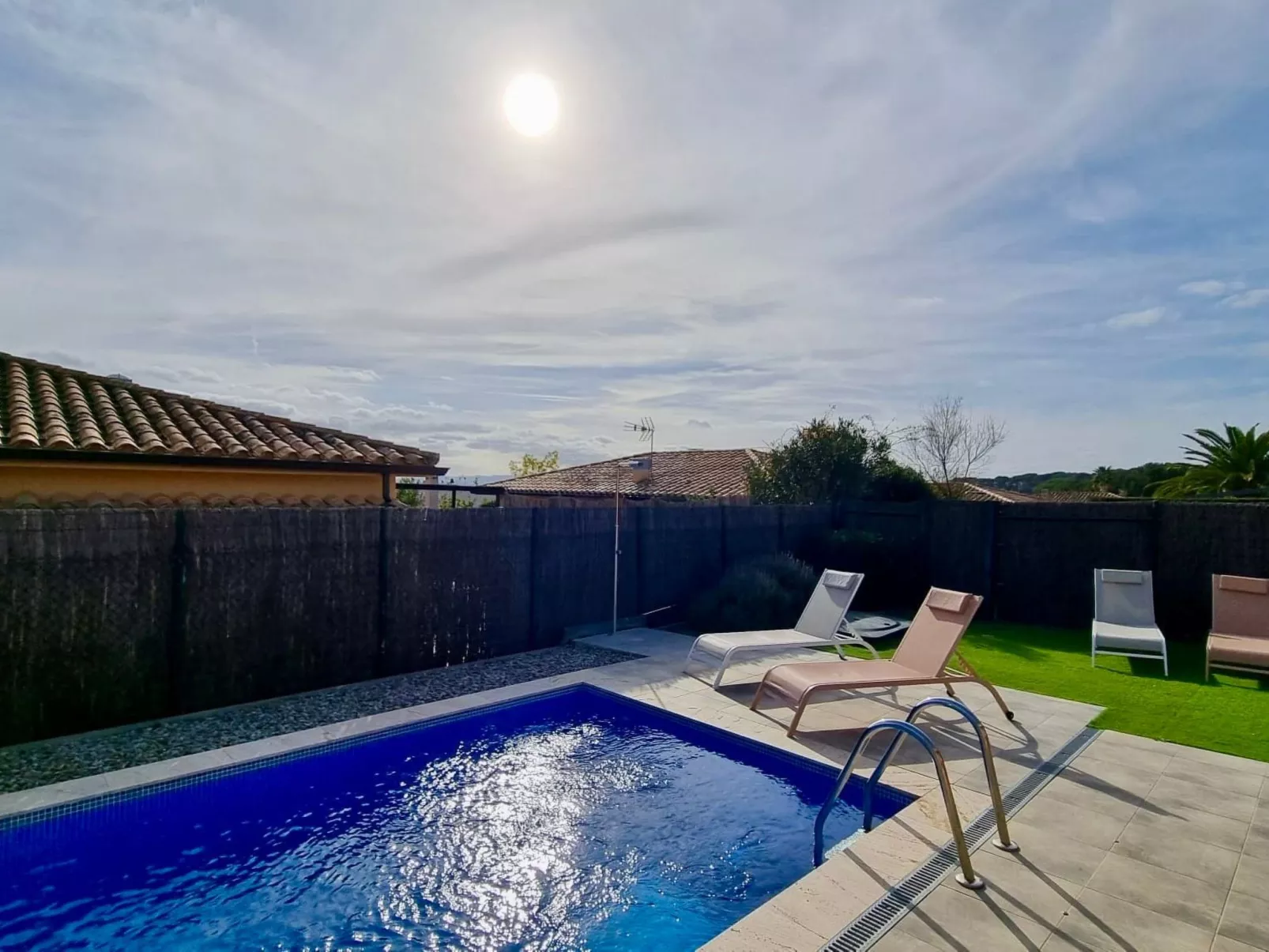 Lichtdurchflutete Ferienvilla mit Pool-Buiten