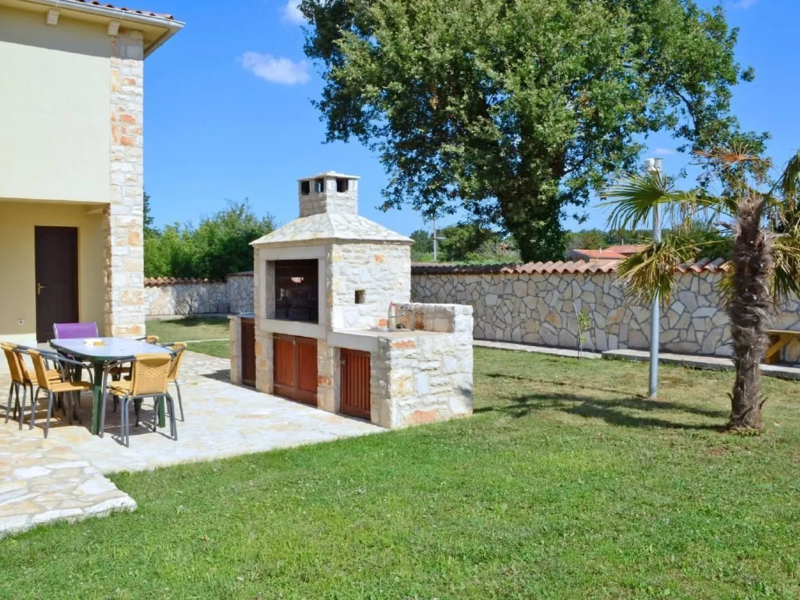 Gemütliches Ferienhaus in Medulin mit Großer Terrasse-Buiten