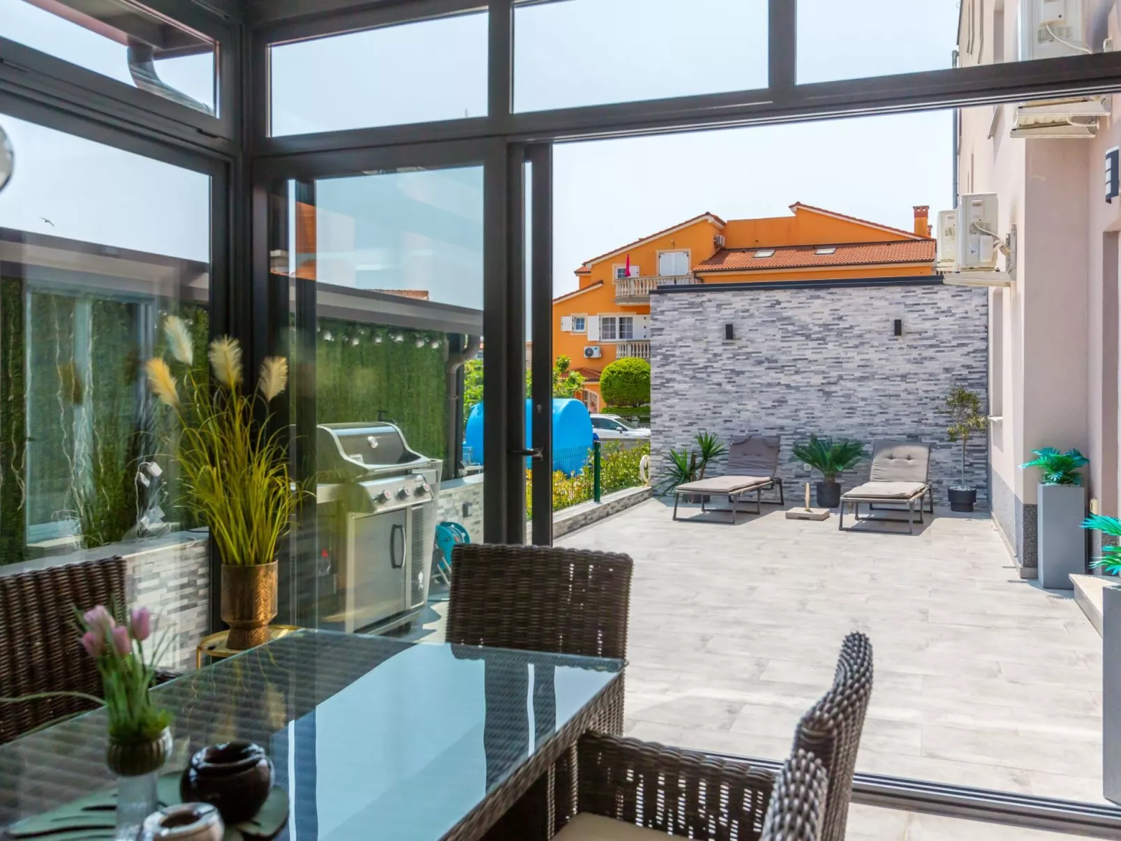 Modernes Apartment As Veliki mit Terrasse-Buiten