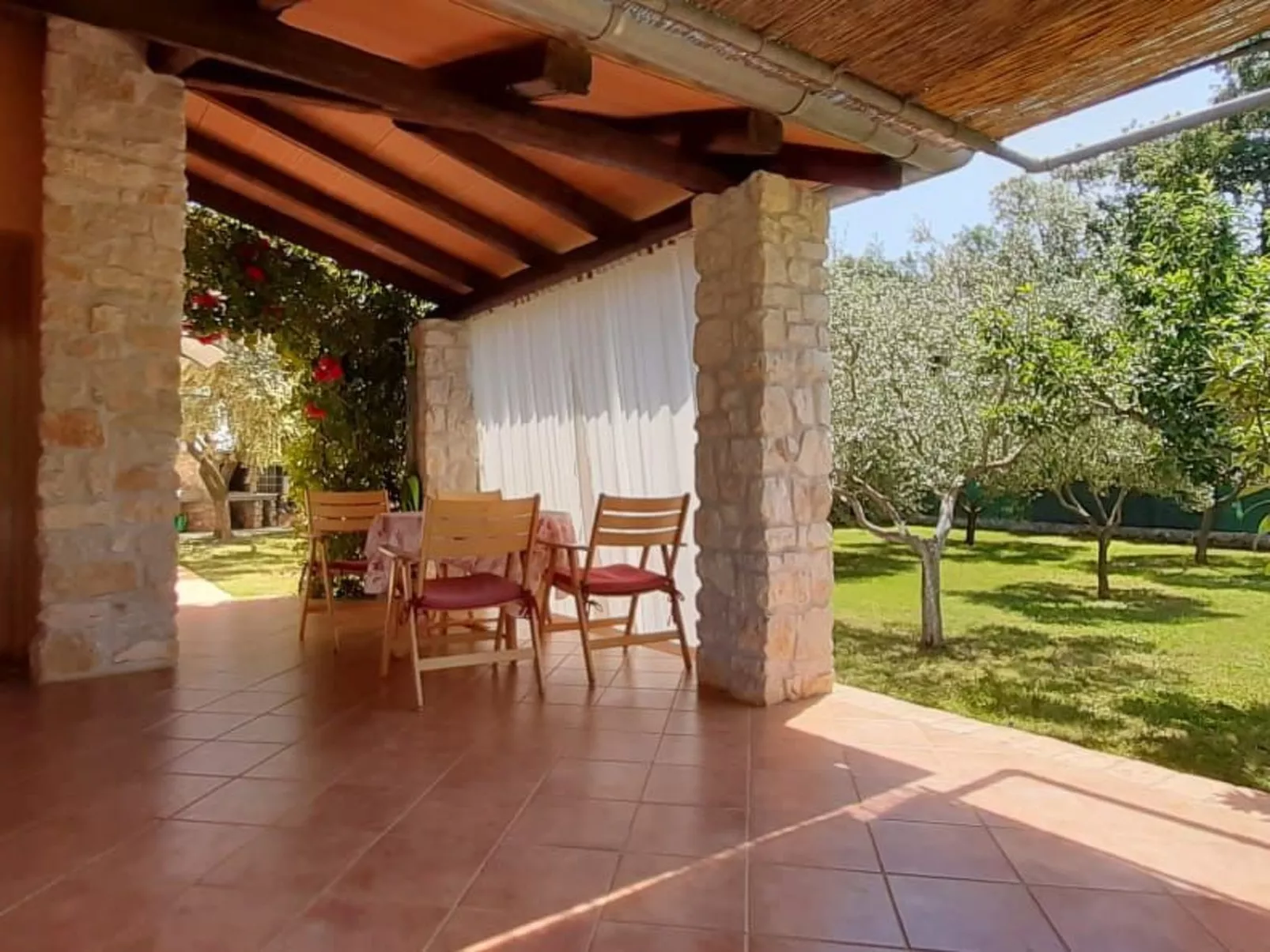 Mit schönem Garten und Sonnenterrasse-Buiten