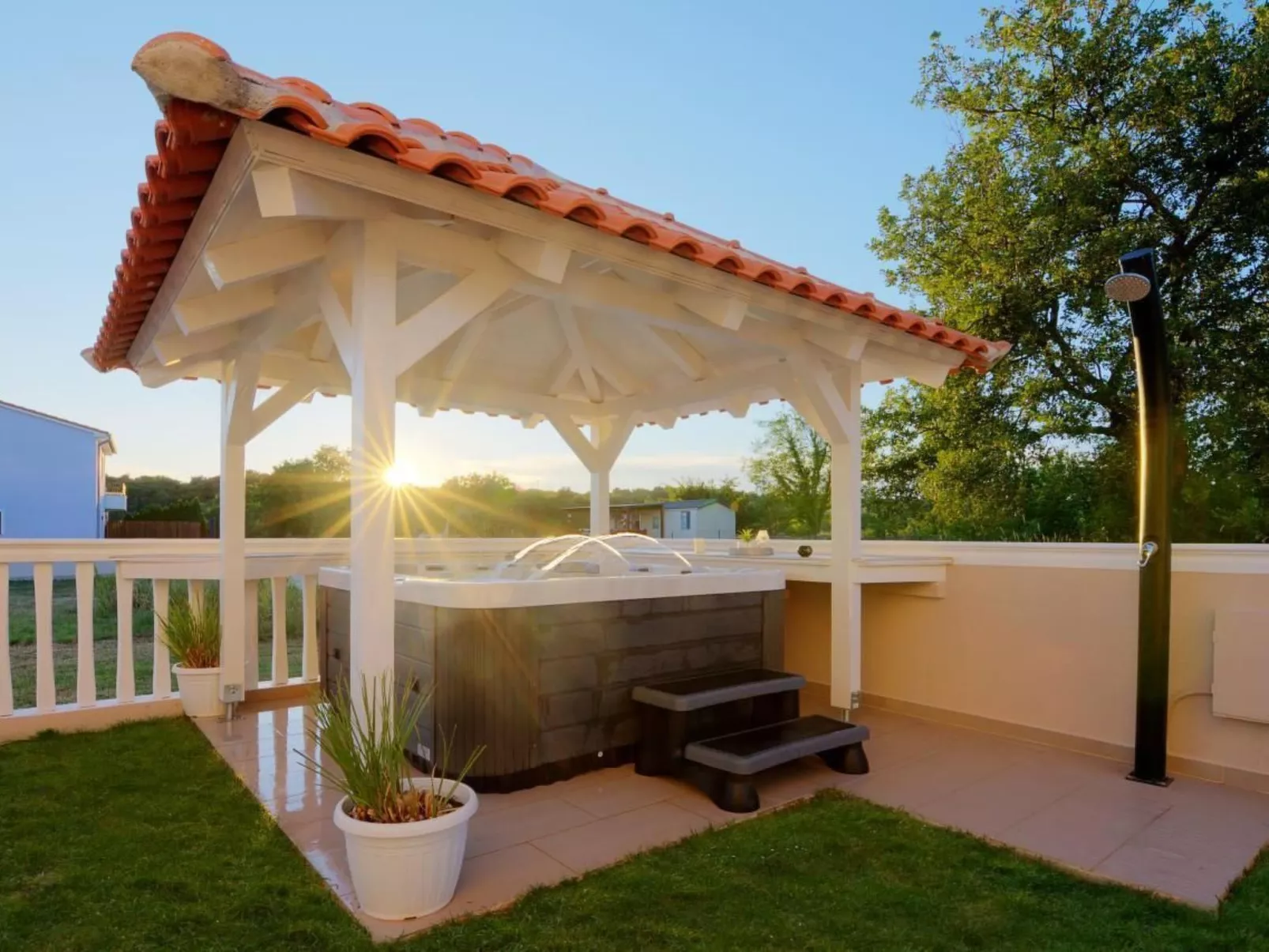 Mit Jacuzzi in Villa mit Parkplatz-Buiten