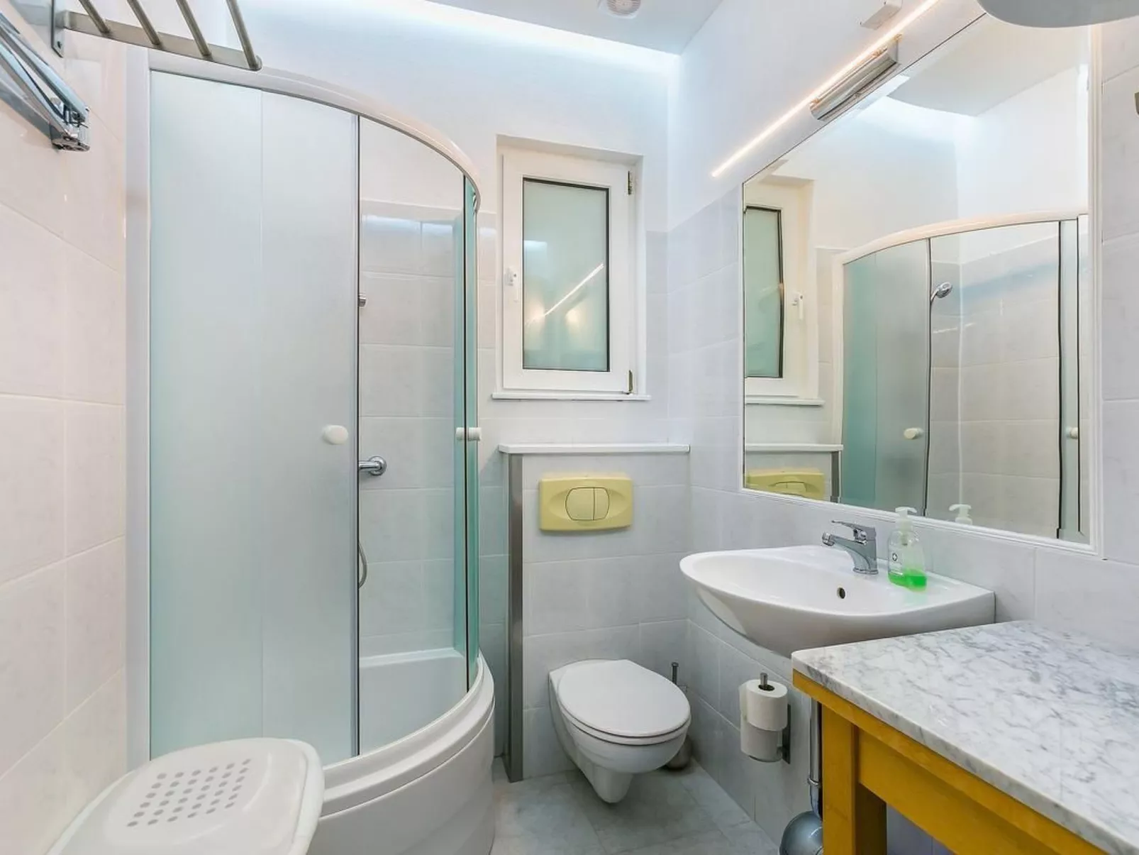 "Borka Kapovica" mit Balkon-Binnen