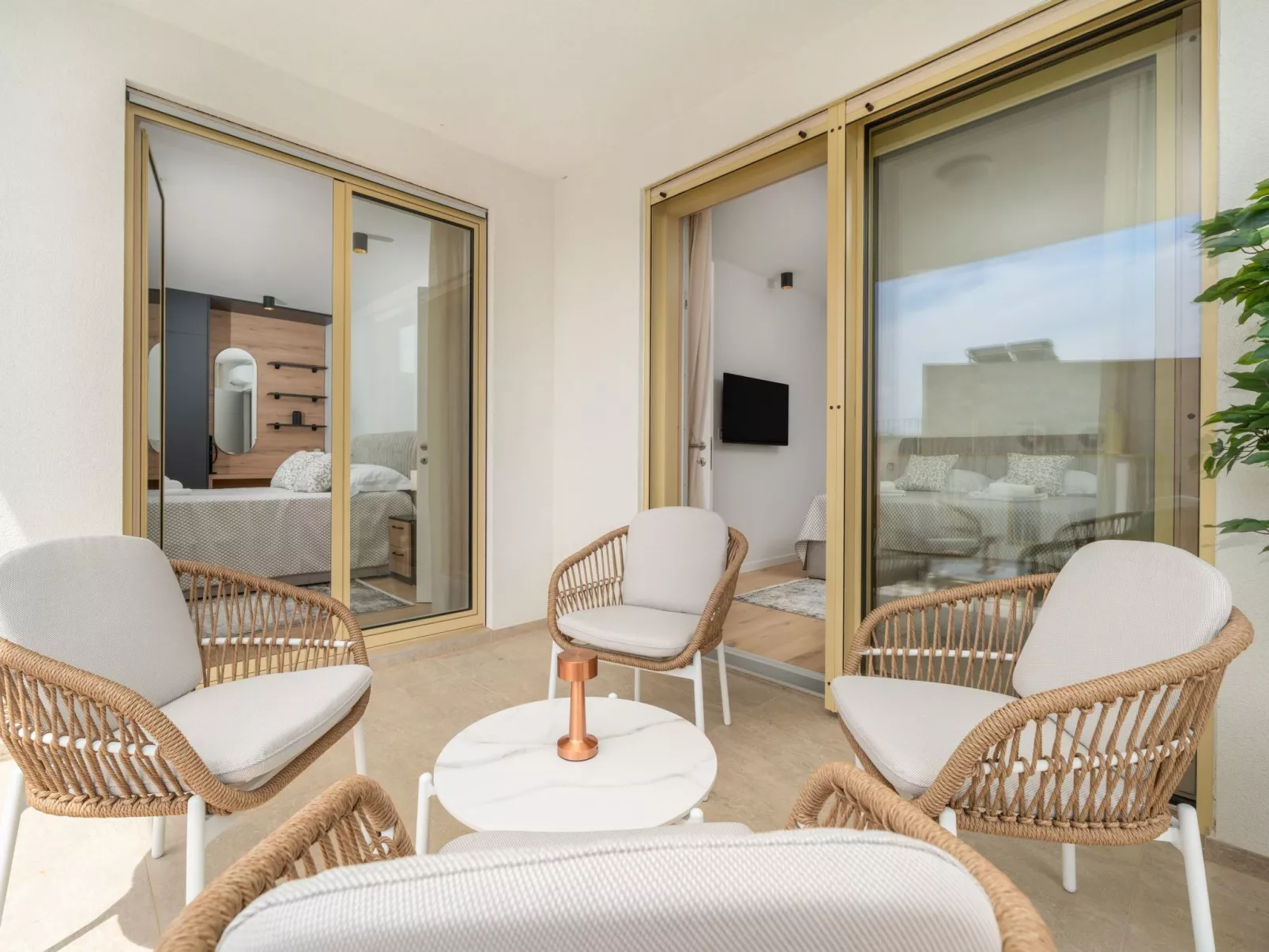 Neue Villa Adore-Binnen