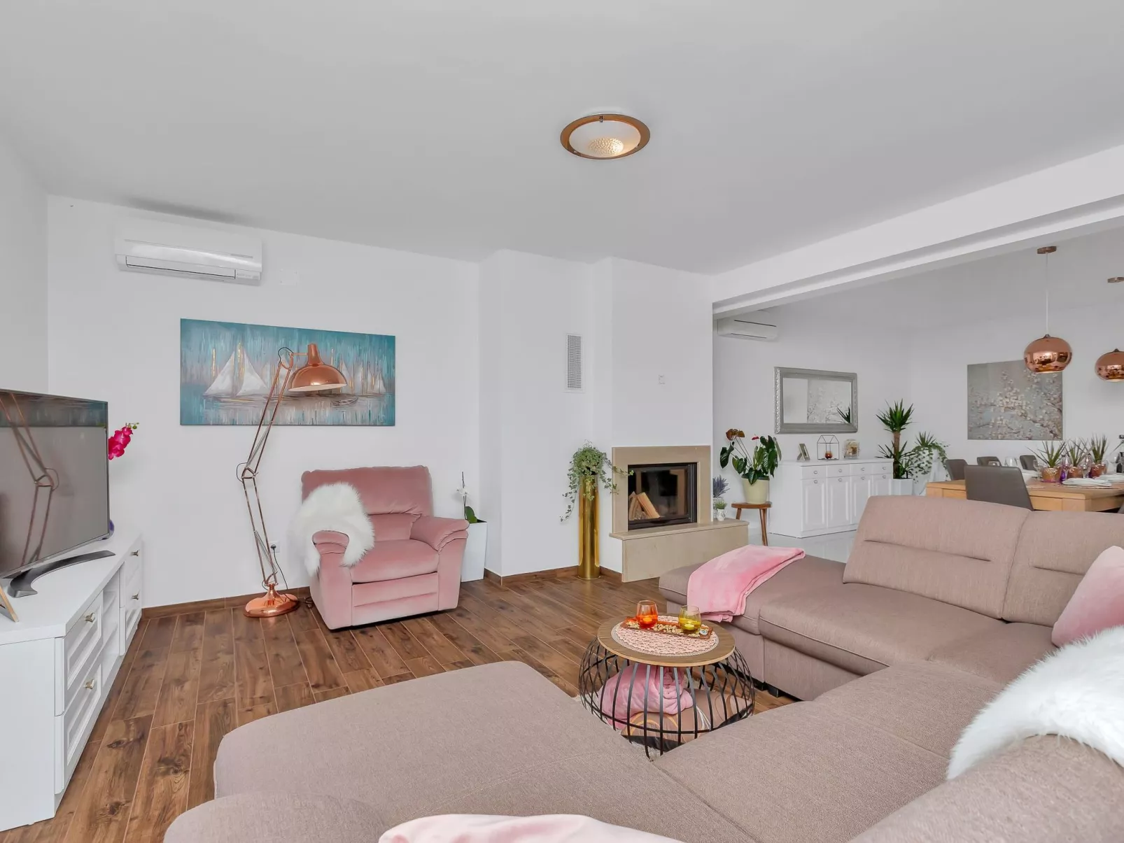 Villa mit beheiztem Pool und fünf Schlafzimmer-Binnen