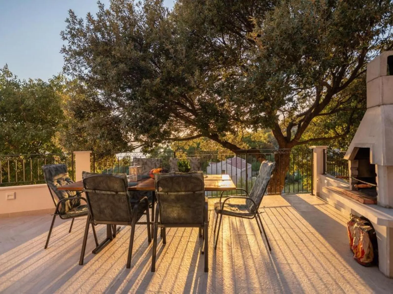 "Paola" mit eigenem Pool-Buiten