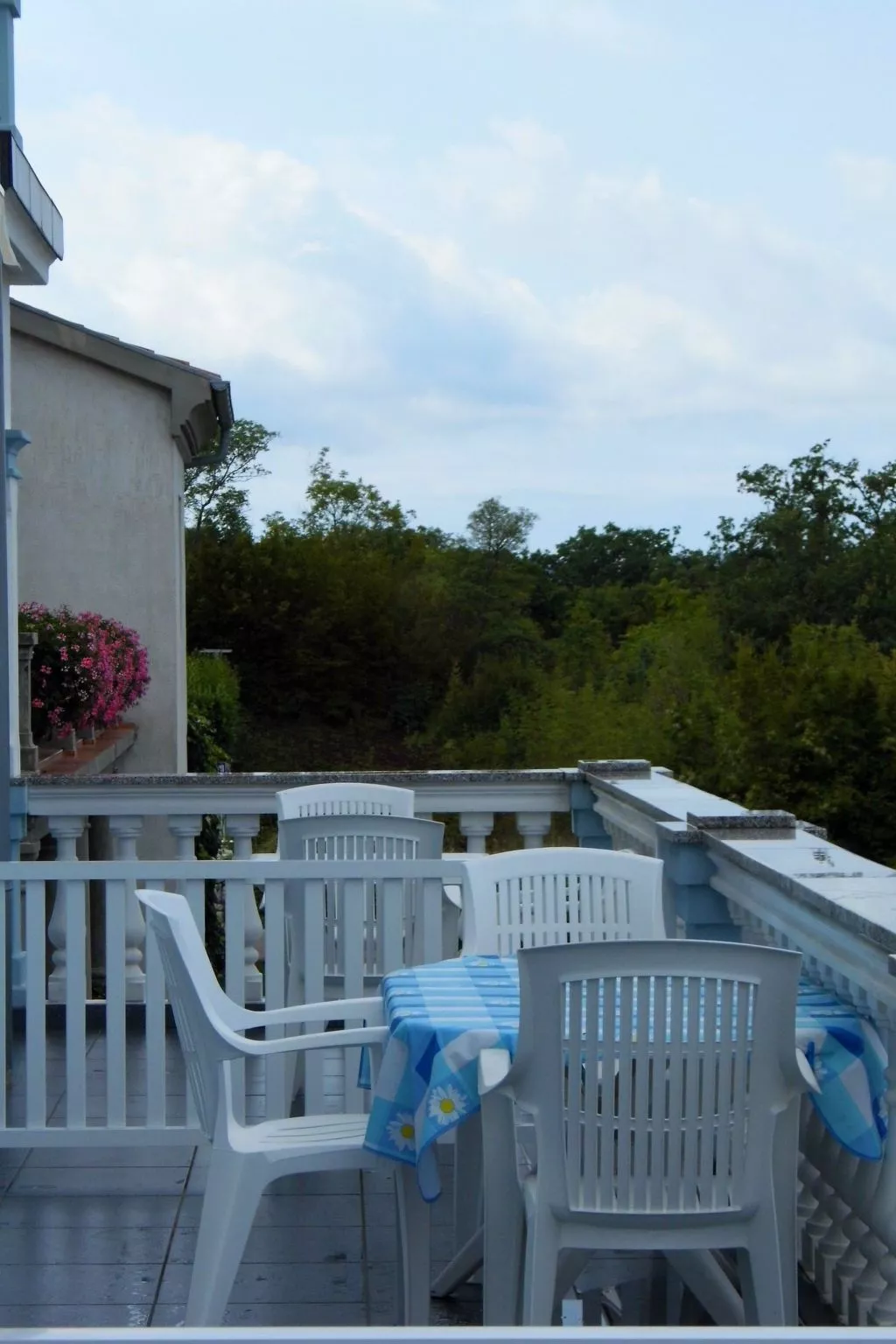 Schöne, geräumige Wohnung in der ersten Etage-Buiten