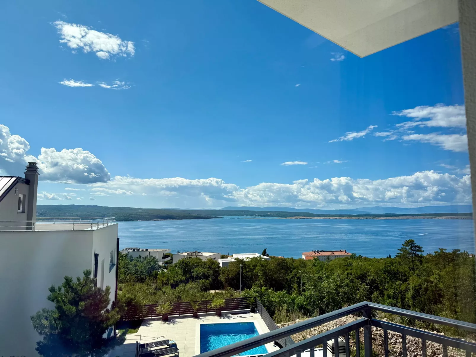 Schöne moderne Villa v-Buiten