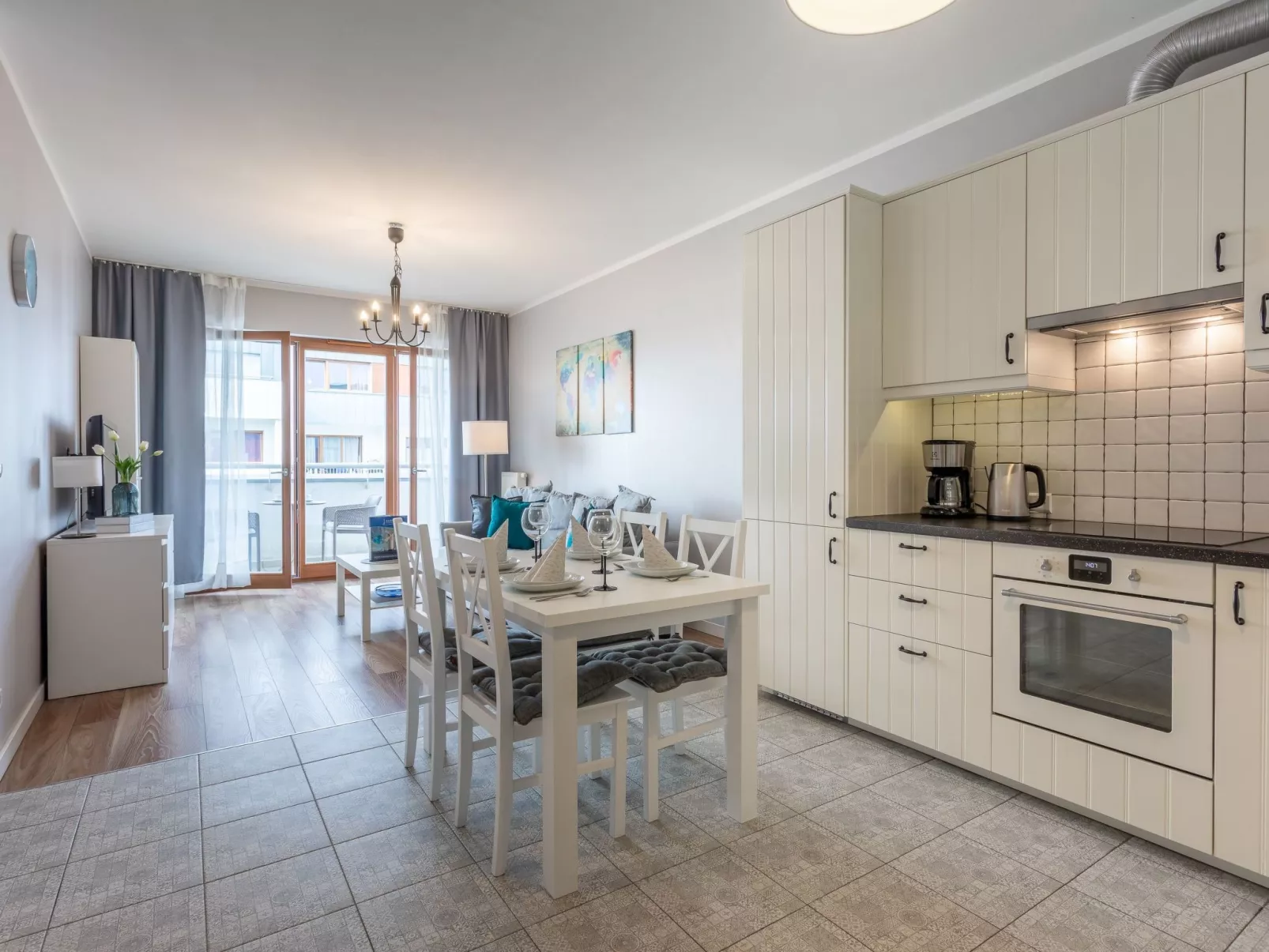 Zuza mit schönem Sonnenbalkon-Image-tags.info