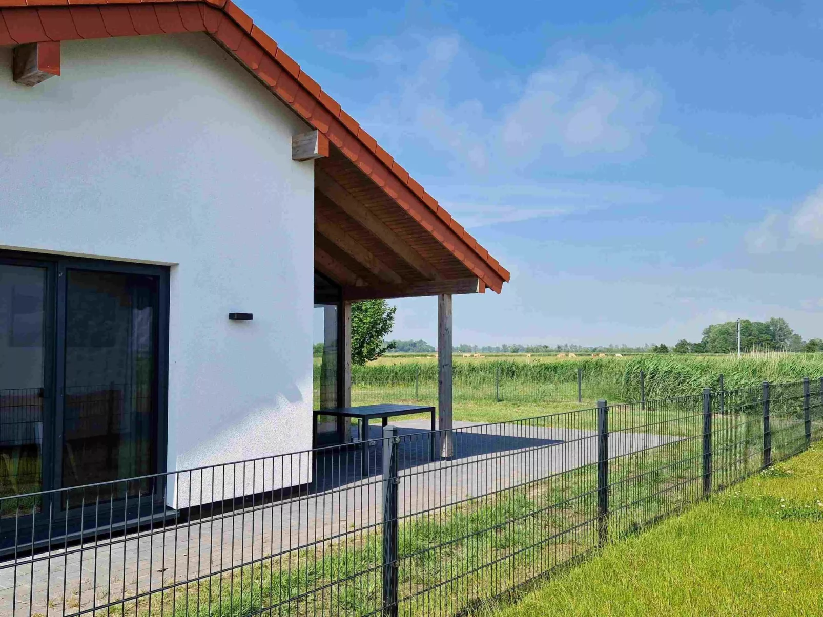 G1 Eingezäuntes Haus mit Kamin in Eckwarderhörne-Buiten