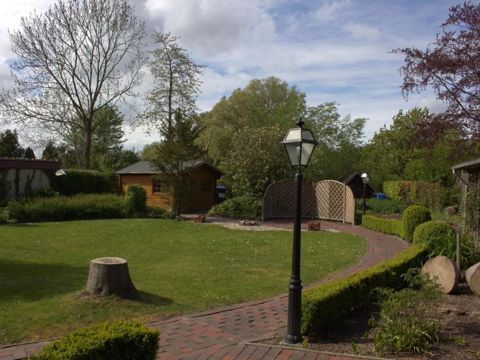 Geräumige Ferienwohnung in Burhave mit Grill, Garten und Pool-Buiten