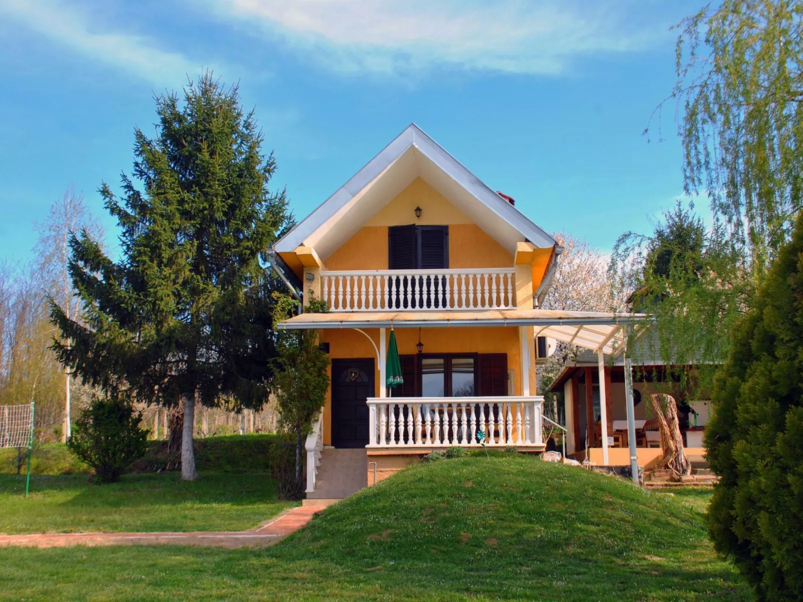 Hütte mit Garten, Grill und Terrasse-Buiten