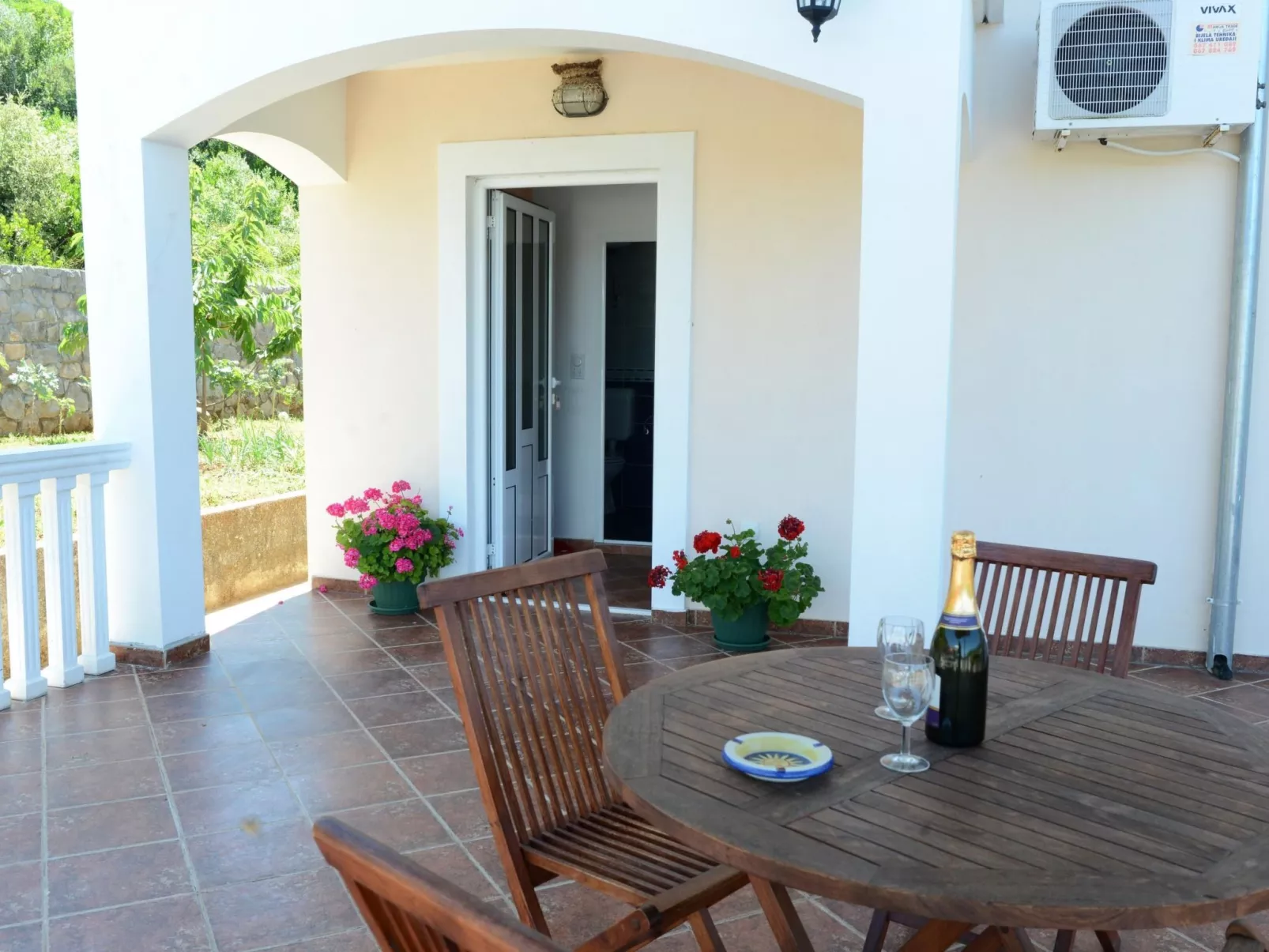 Studioapartment Lazarevic mit Balkon - Buiten