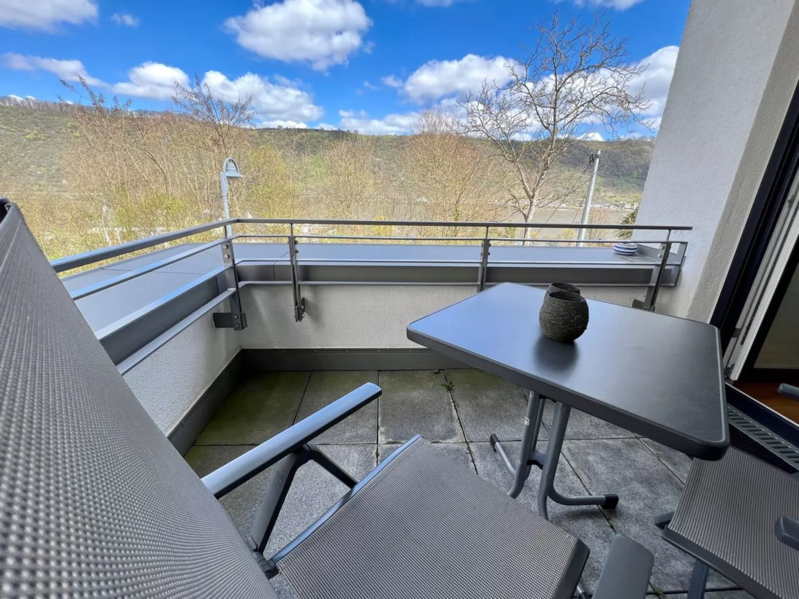 Moderne Wohnung mit Parkplatz und Rheinblick-Buiten