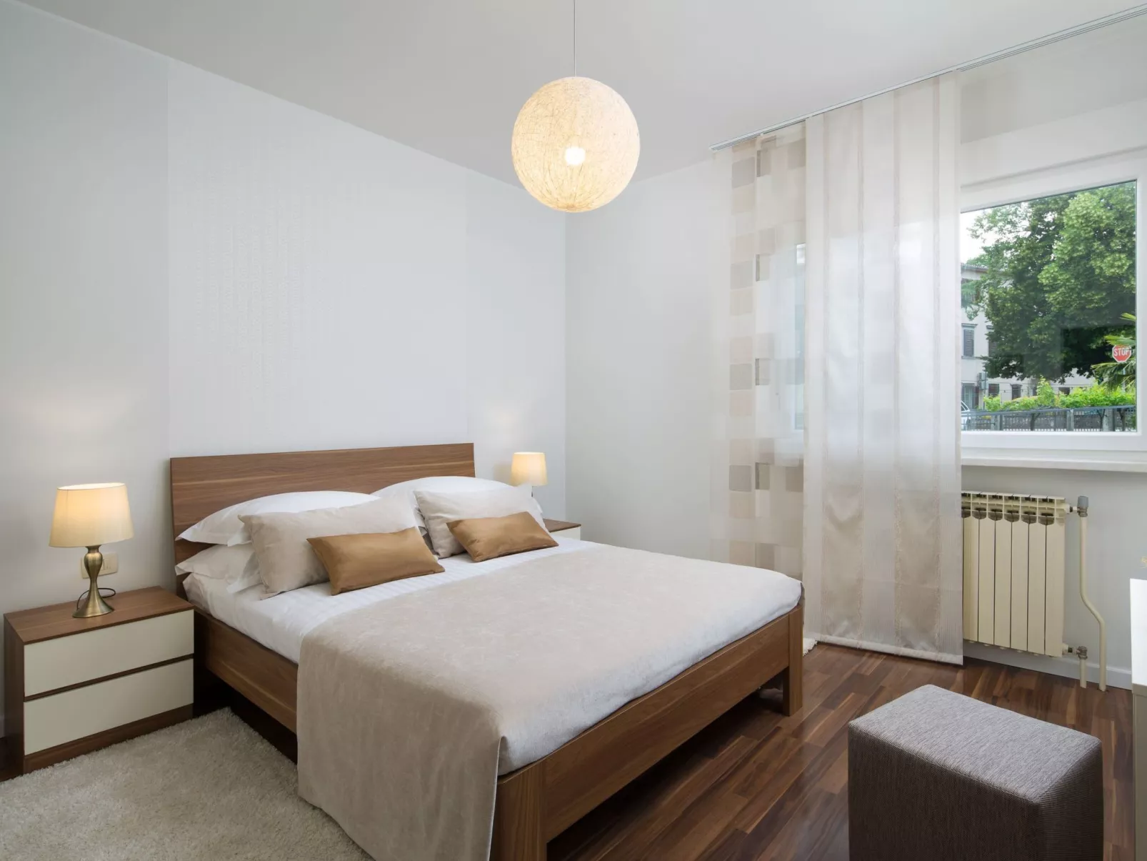 Schöne Villa mit Garten und Biodesign-Pool-Binnen