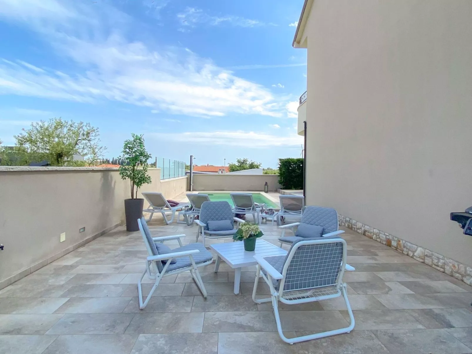 "Hanna" mit privatem Pool-Buiten