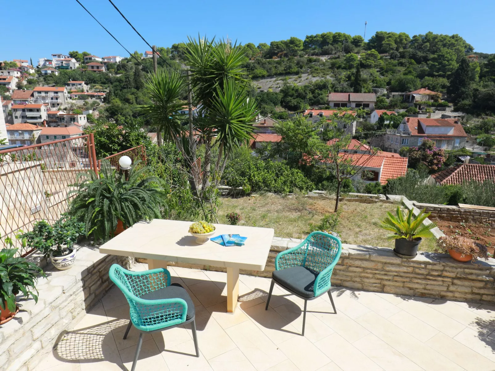Kleines Steinhaus in einem ruhigen Ort auf der Insel Solta-Buiten