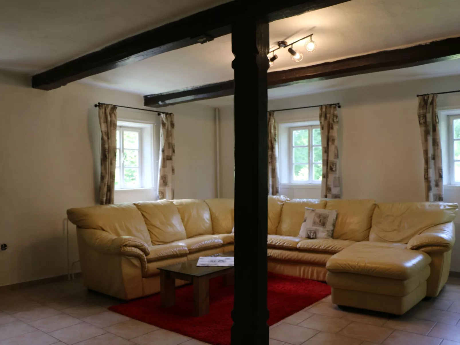 Traditionelles Haus, umgeben von Wäldern in Ralsko-Binnen