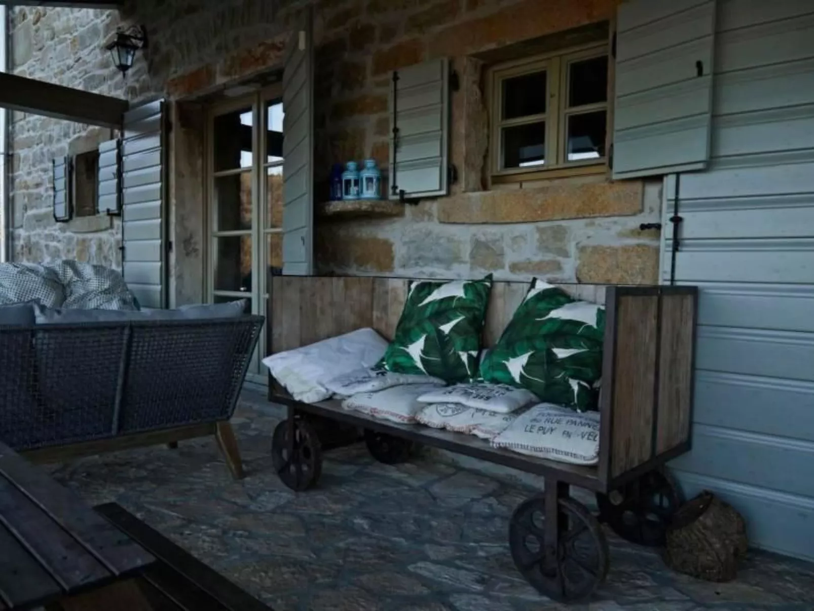 In Kostanjica mit Grill, Terrasse und Garten-Binnen