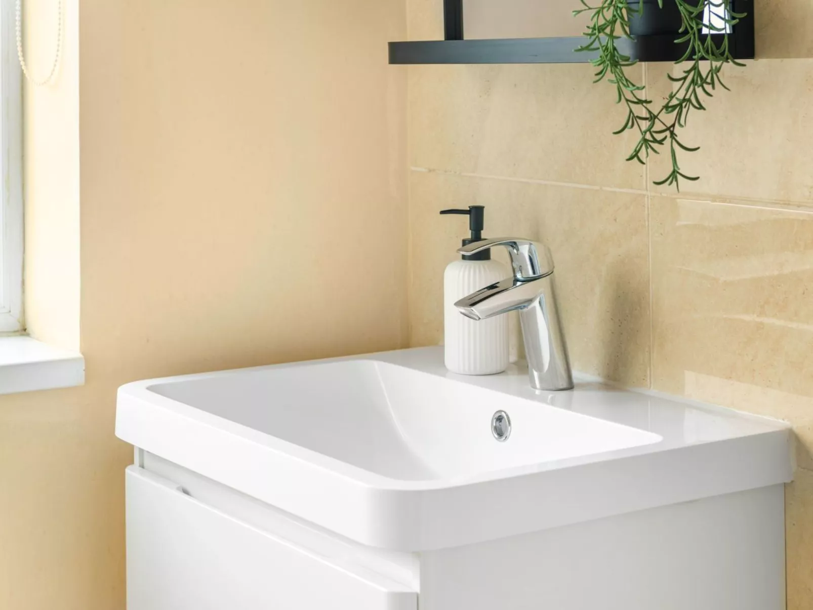 "3-Bett-Haus mit Parkplatz und Büro"-Image-tags.info