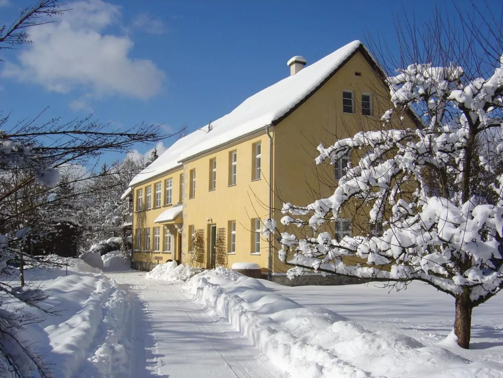 Fewo Altes Schulhaus-Buiten