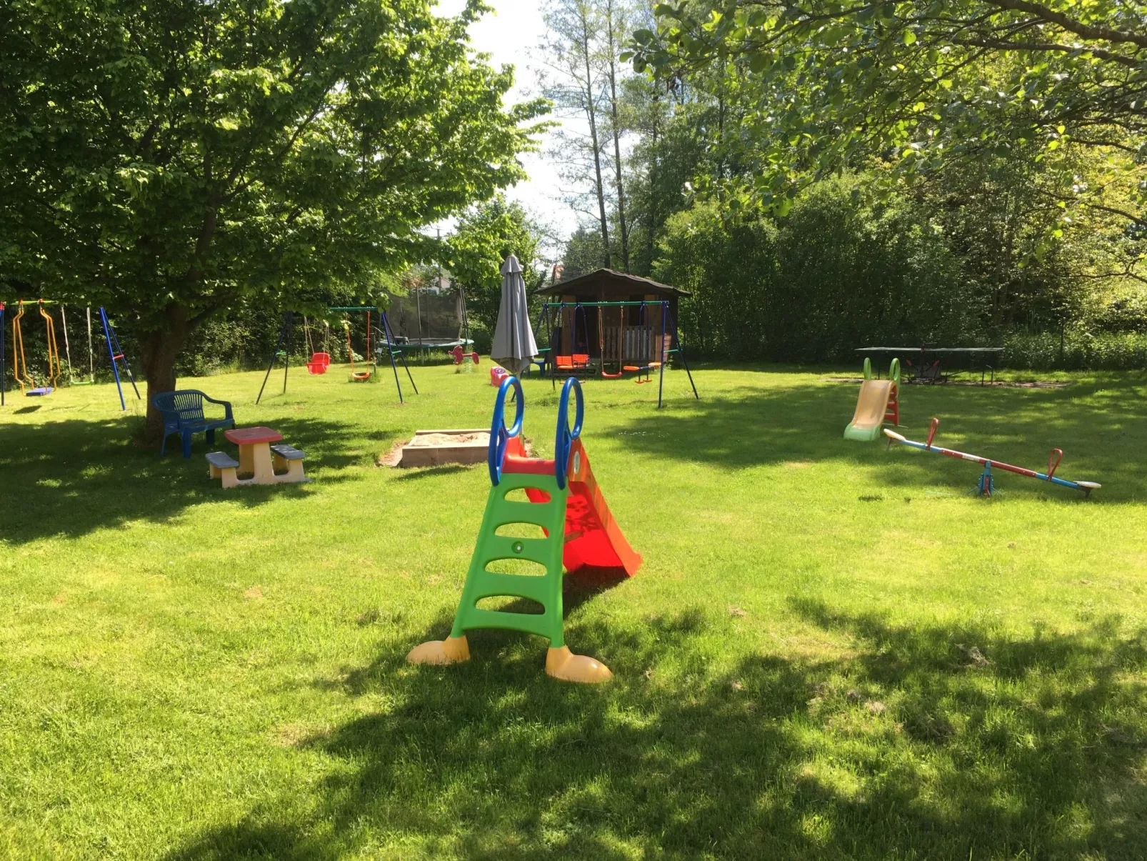 Haus im Grünen-Buiten