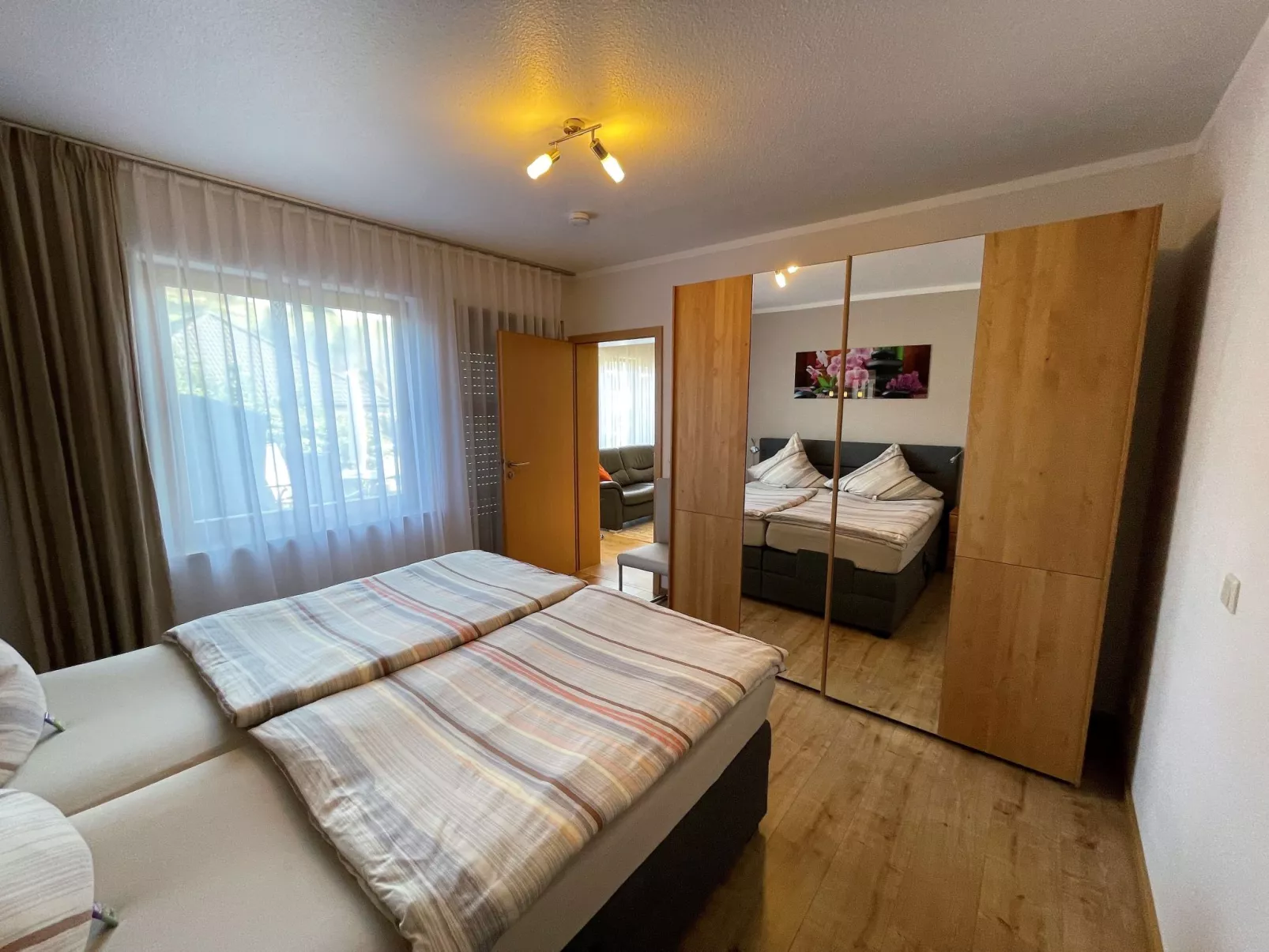 Mit Parkplatz und Terrasse-Binnen