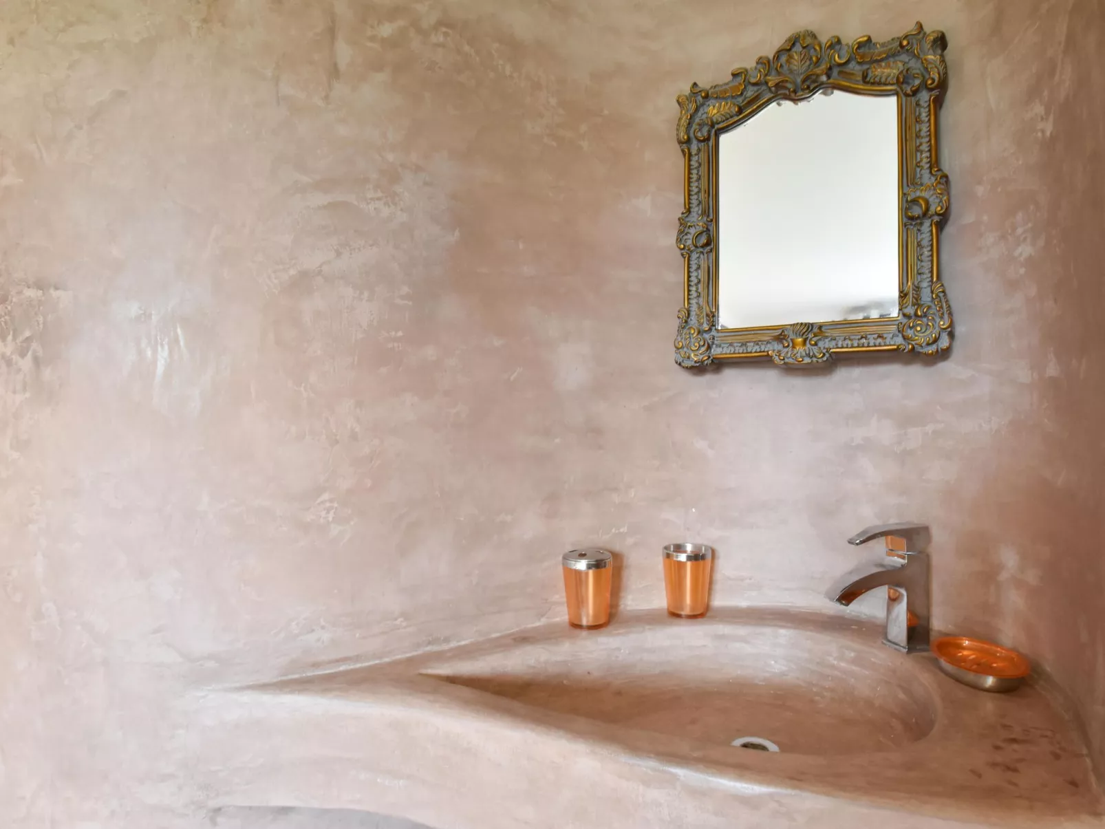 Schönes Ferienhaus mit Pool-Binnen