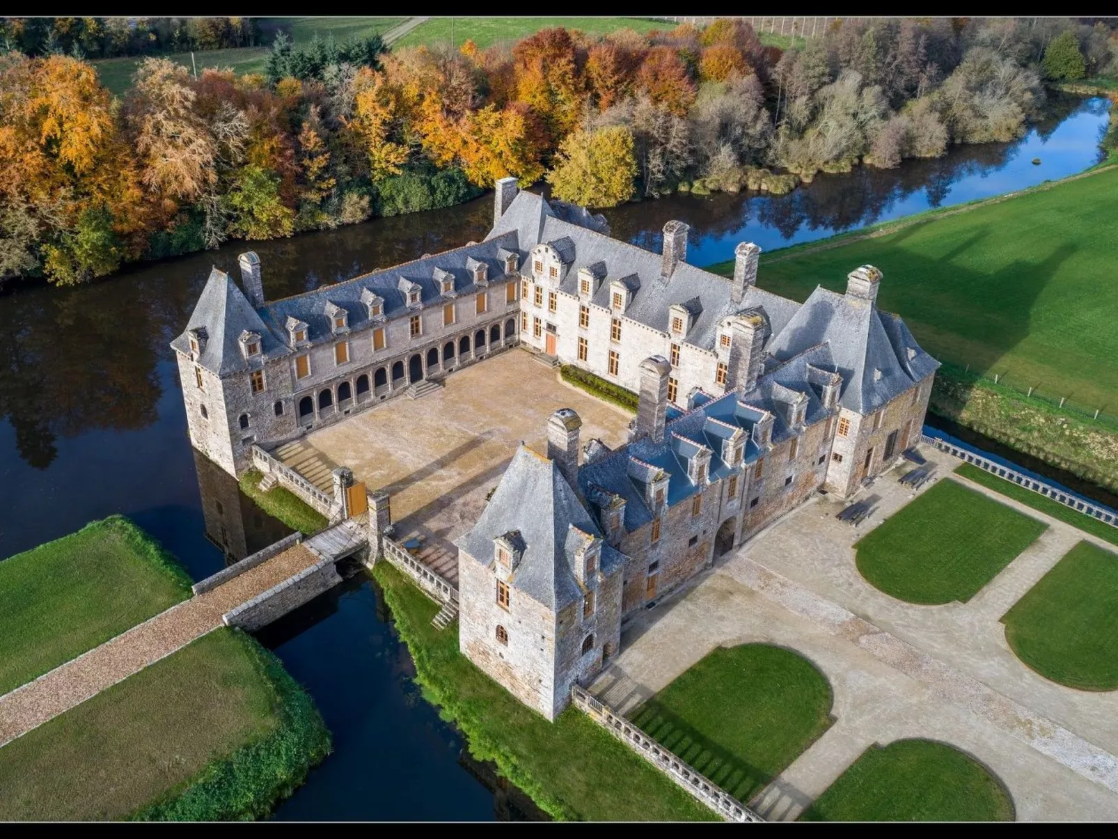 Manoir du Vaugarny in Saint-Étienne-en-Coglès-Buiten