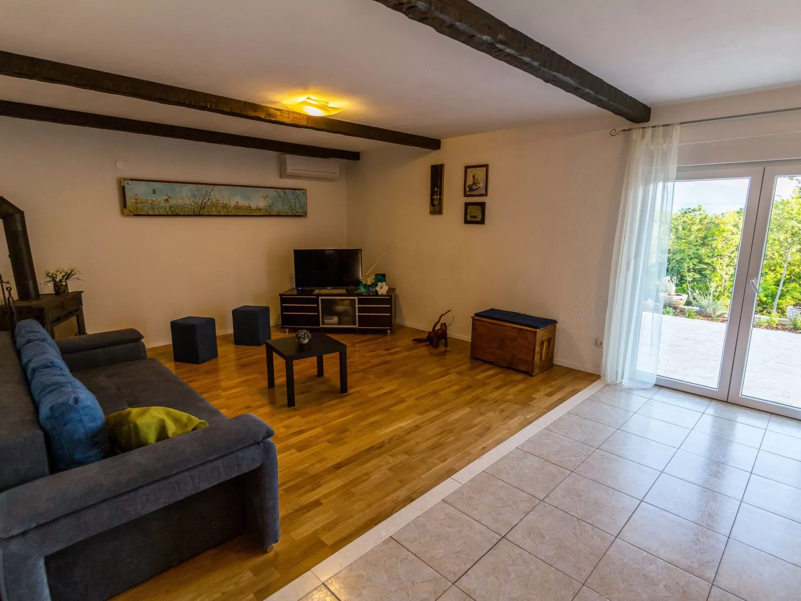 In Opanci mit beheiztem Pool, Parkplatz-Binnen