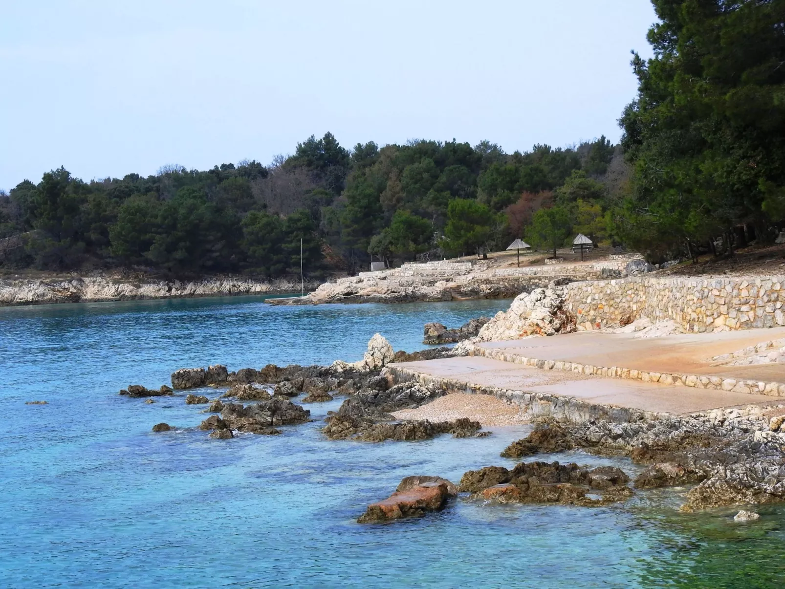 Gemütliches Ferienhaus in Pinezići mit großer Terrasse-Buiten