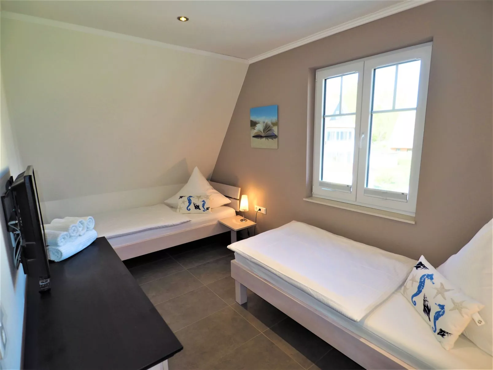 Traumhafte Reetdach-Doppelhaushälfte mit Garten-Image-tags.info