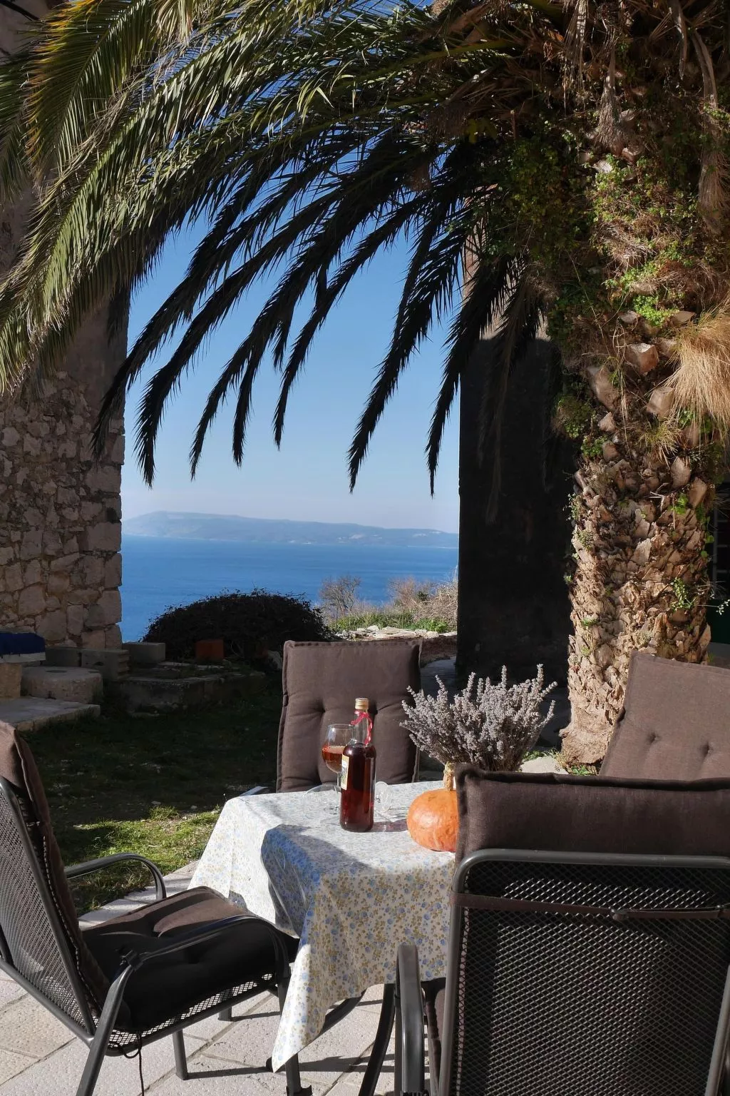 Anwesen mit Blick auf das Wasser-Image-tags.info