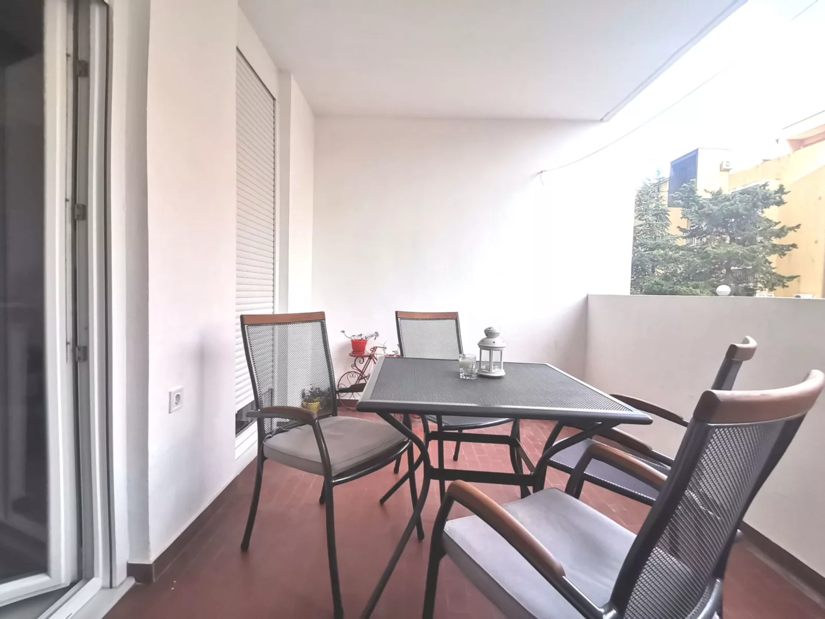 Wohnung mit Terrasse-Buiten