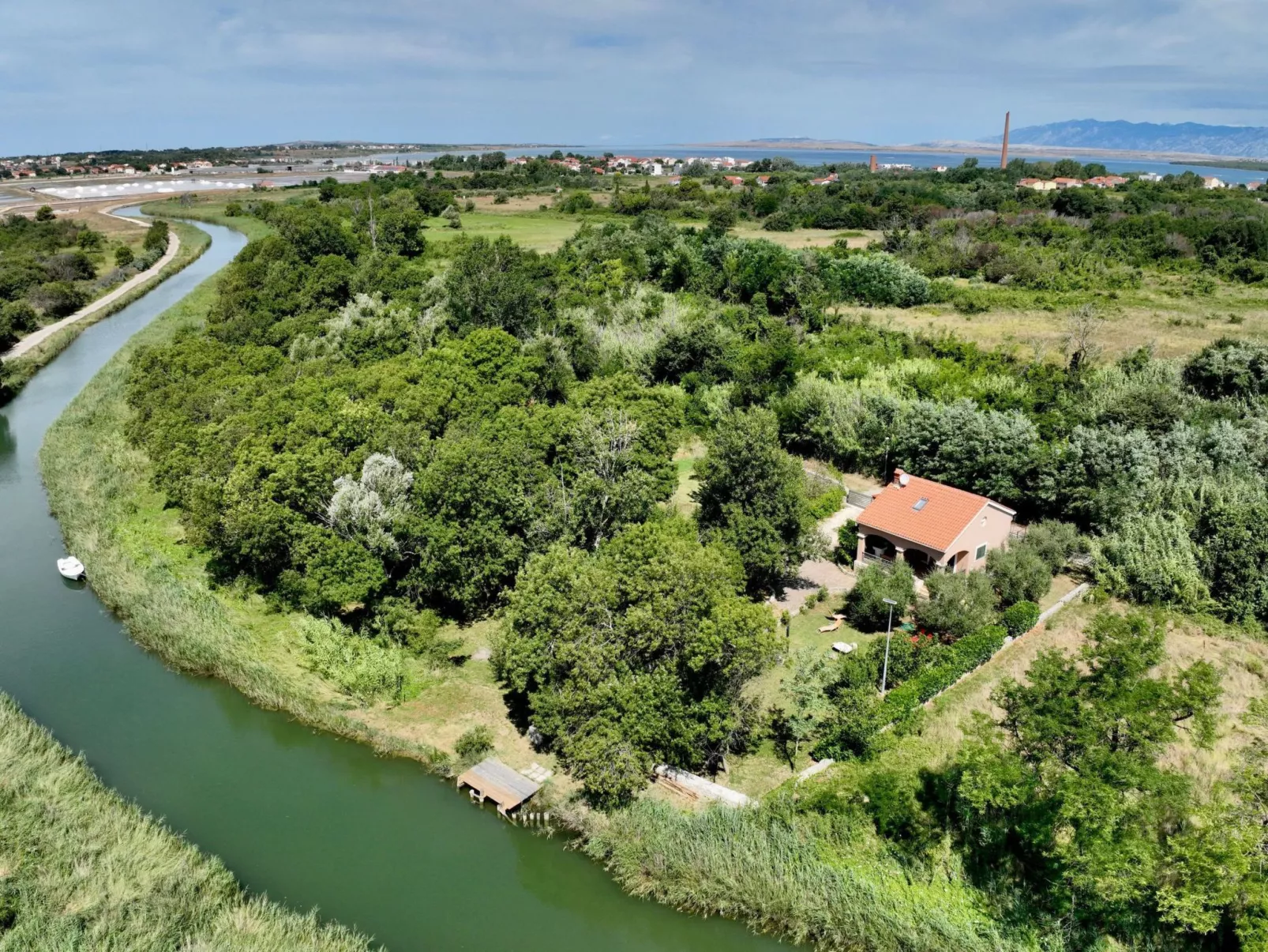 Am Fluss gelegenes Haus mit Galerieschlafplätzen-Buiten