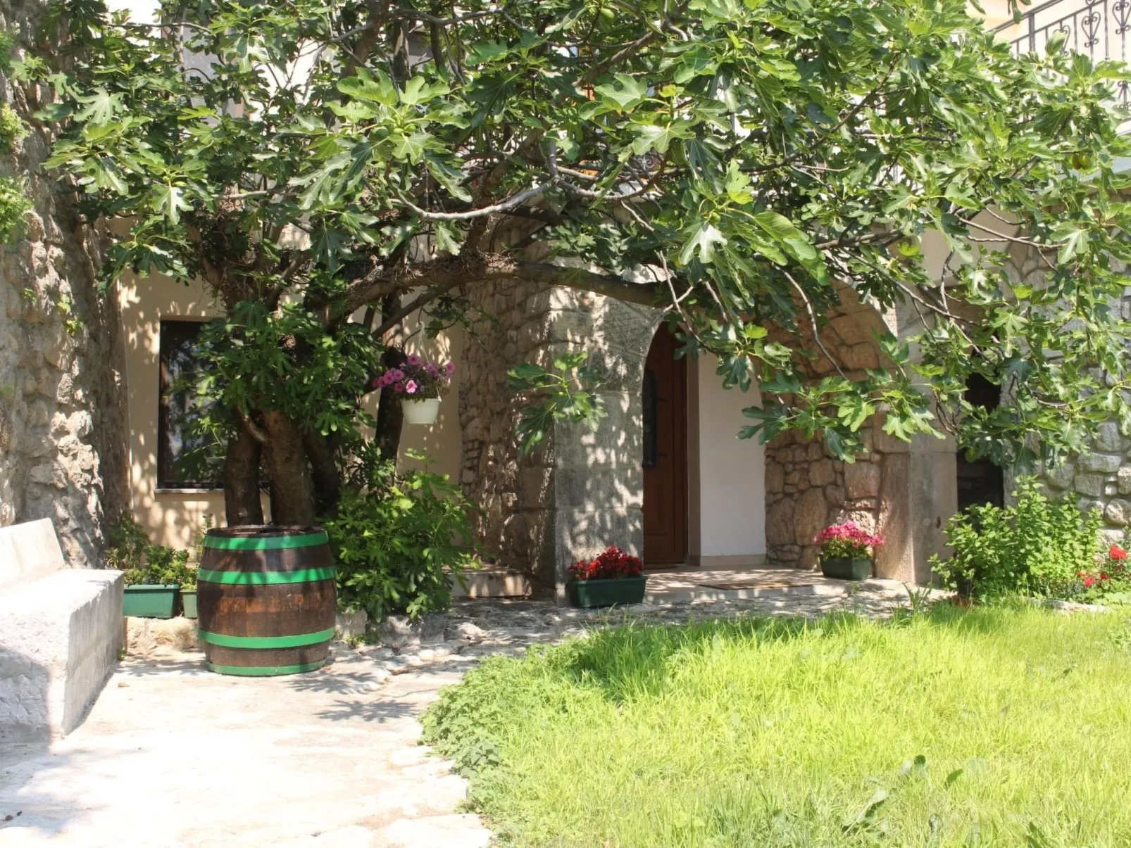 Geräumige Villa mit drei Schlafzimmern und einem ruhigen Garten-Buiten