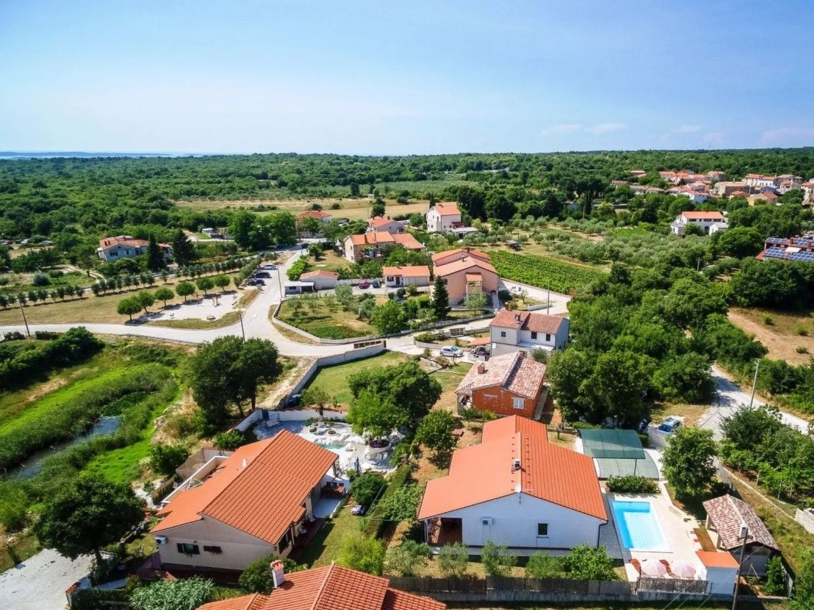 Haus Daniela mit überdachter Terrasse und Pool-Buiten