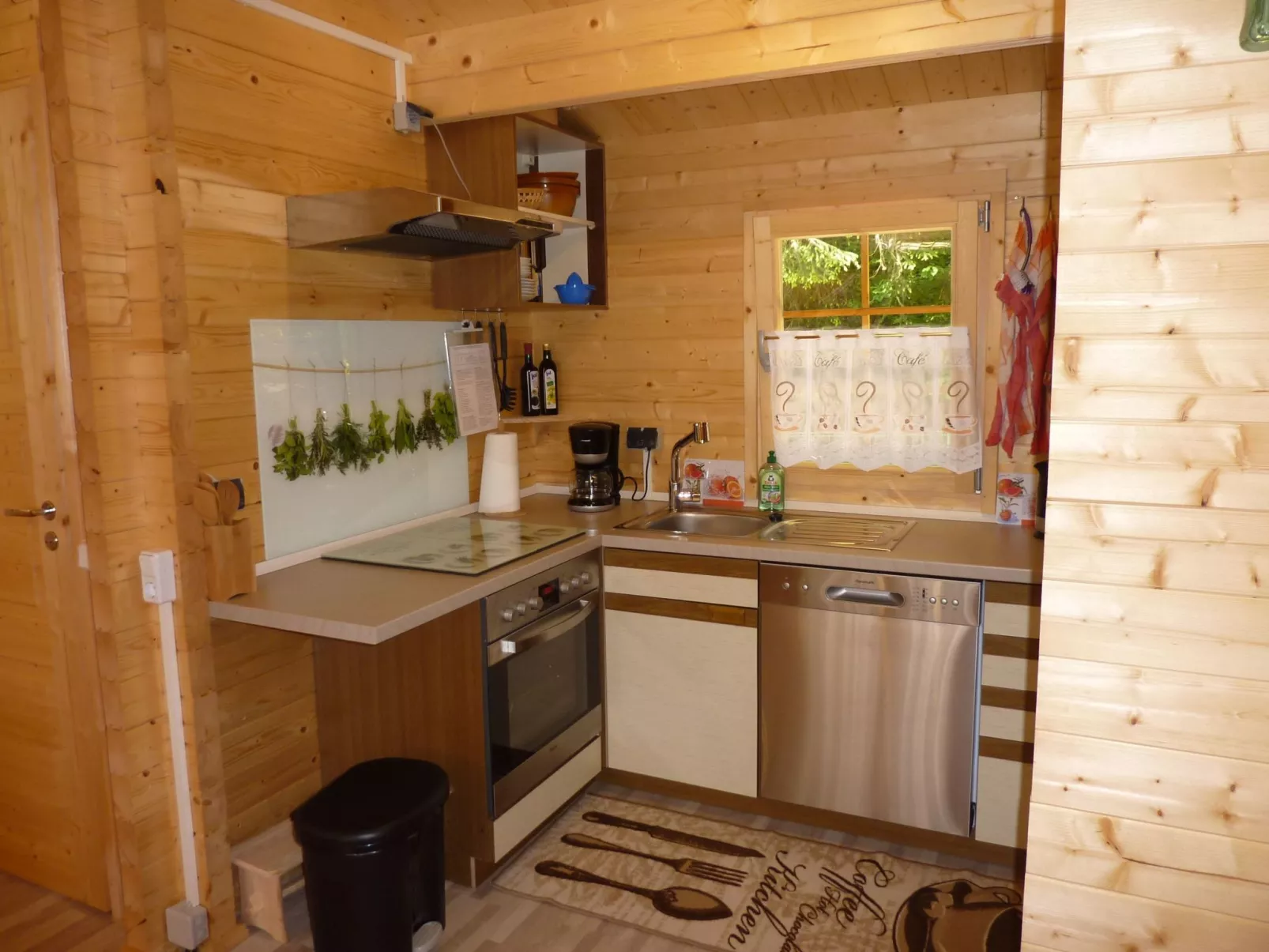 Holz-Blockhaus für vier Personen mit Terrasse-Binnen
