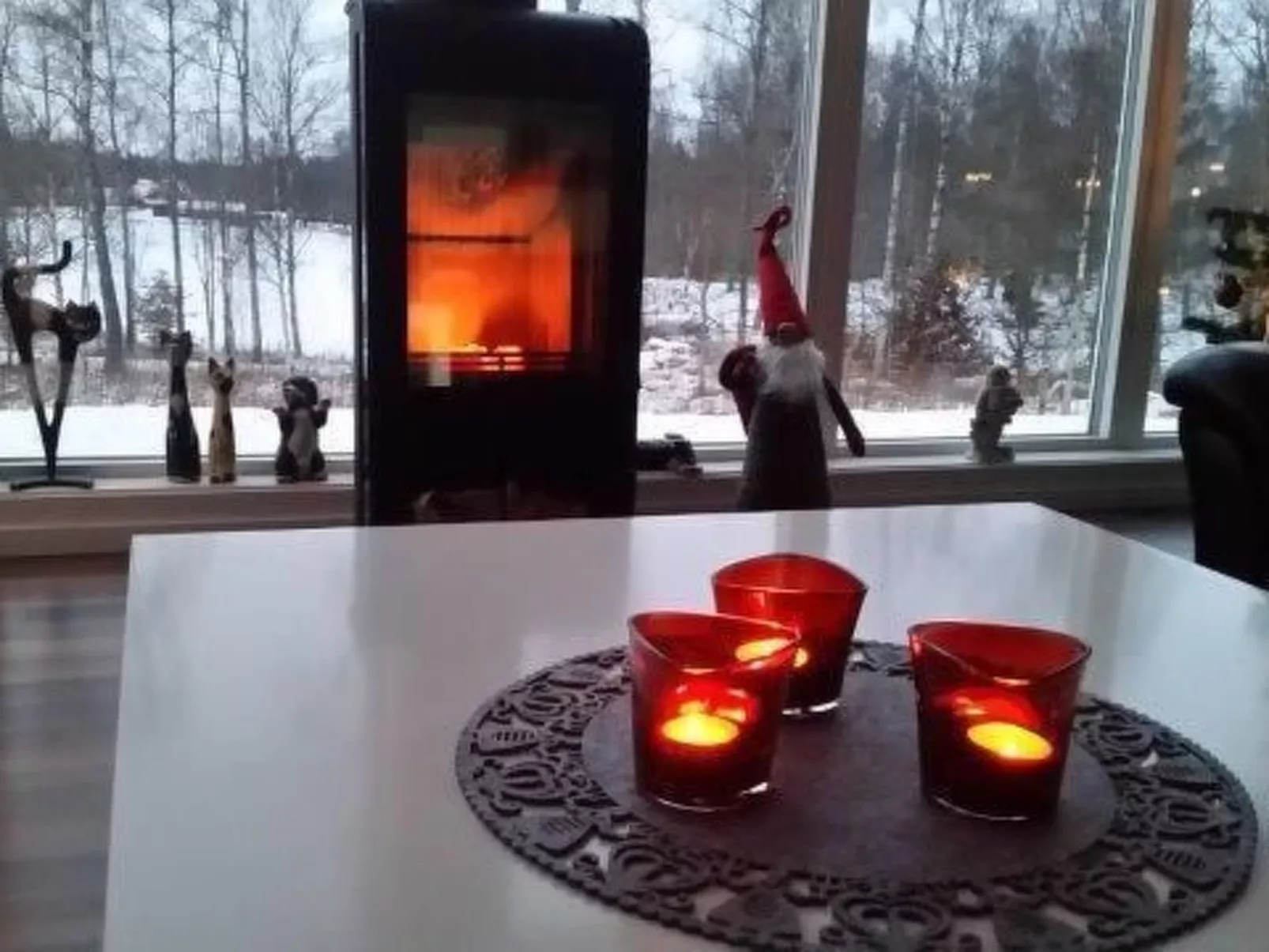 Modernes Haus mit hellem Dekor, mit Blick auf den See-Buiten