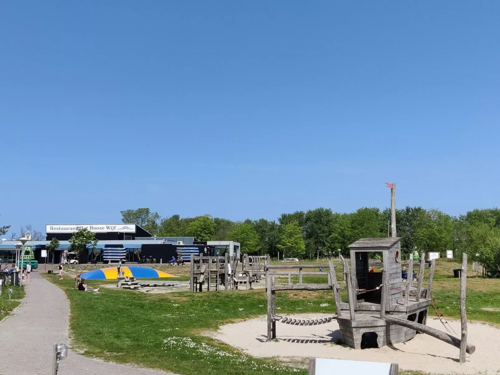 Chalet in Strandnähe-Buiten