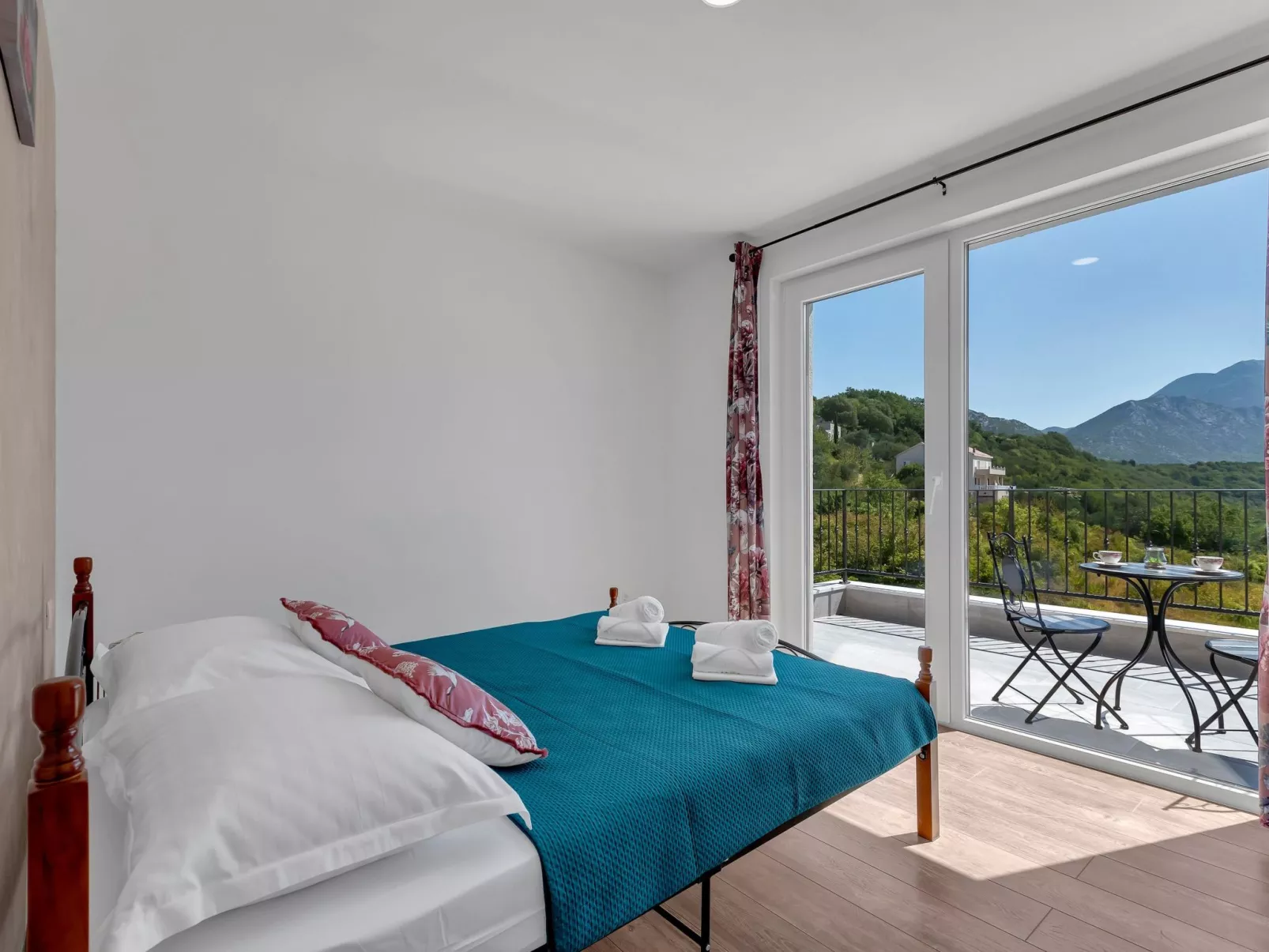 Alleinstehende Villa Slime mit Pool und Garten-Image-tags.info