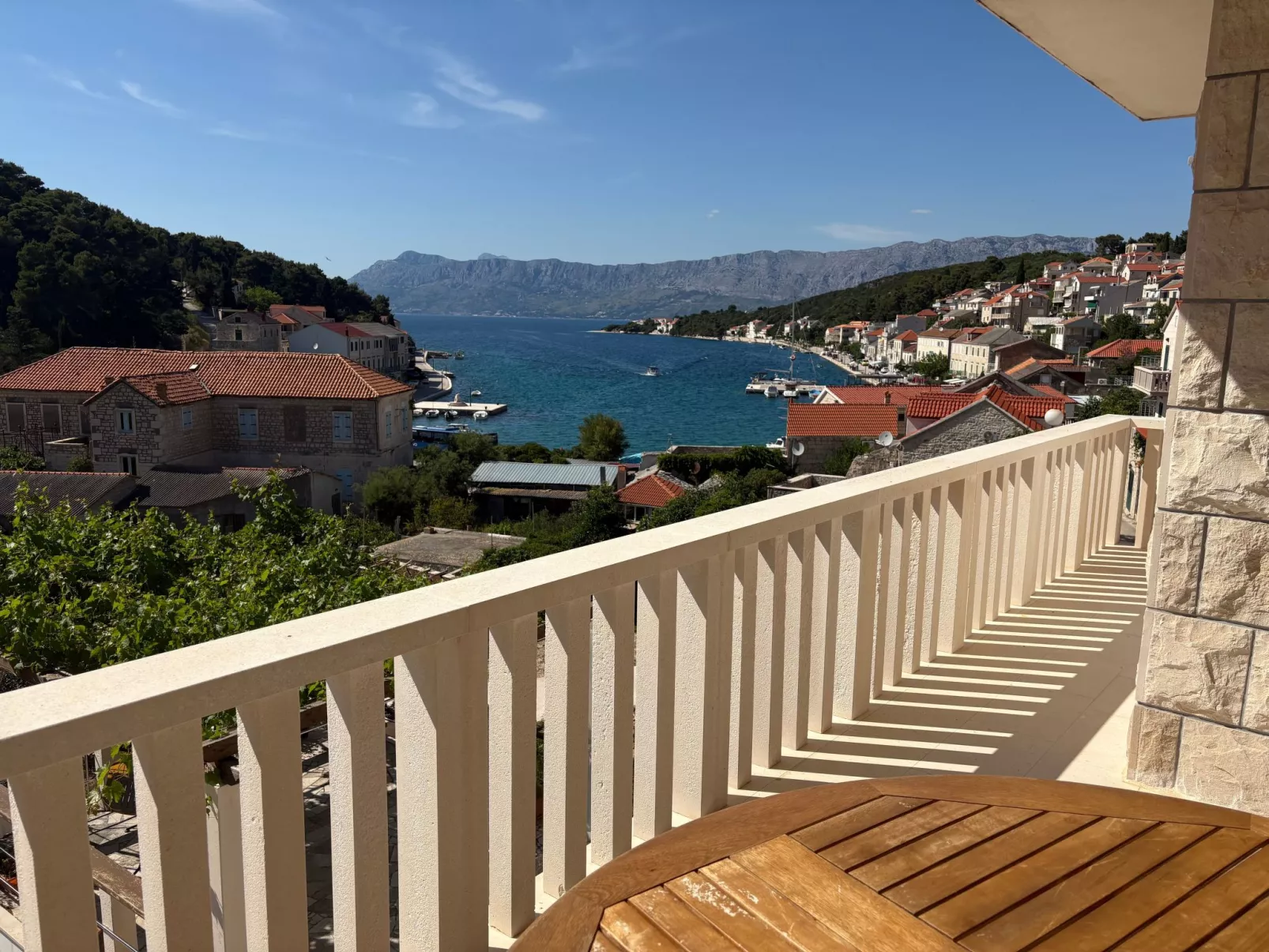 In Povlja mit gemeinschaftlichem Parkplatz-Buiten