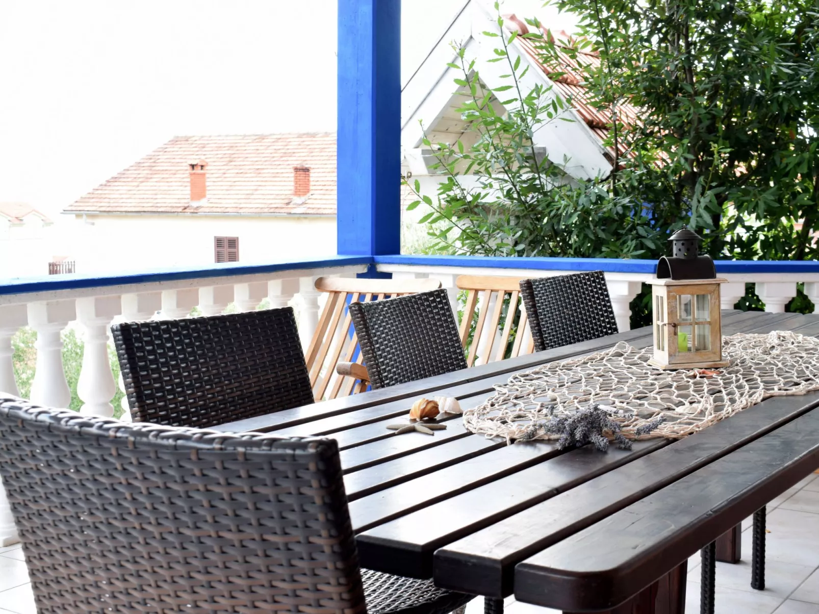 Für sechs Personen mit Terrasse im Erdgeschoss gelegen-Buiten