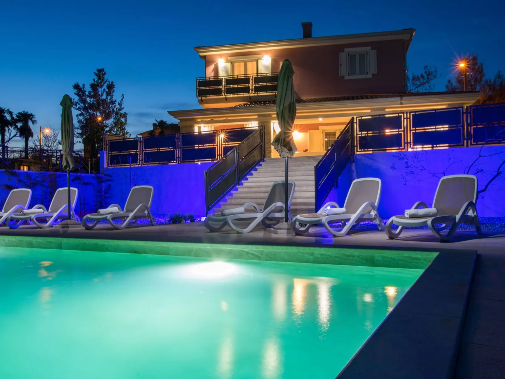 Villa Violette mit Pool nahe Stadtzentrum-Buiten