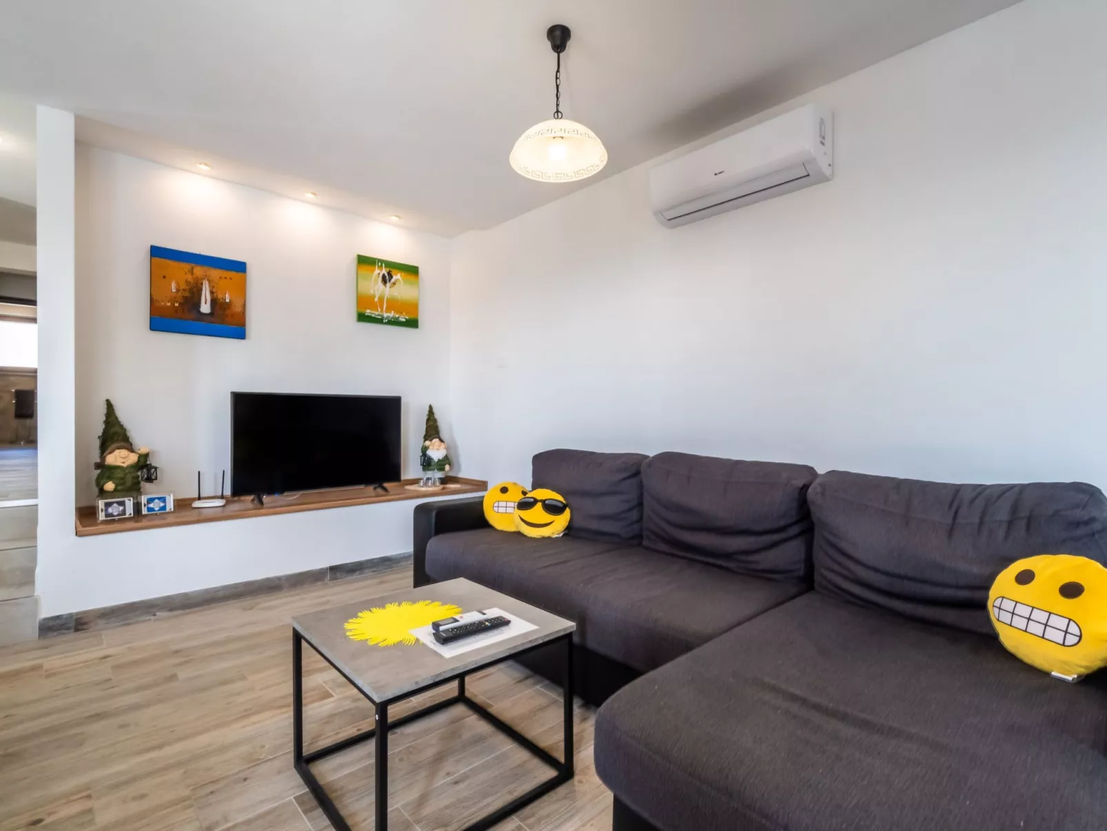 Elegantes Escape mit Pool und Panoramablick-Binnen