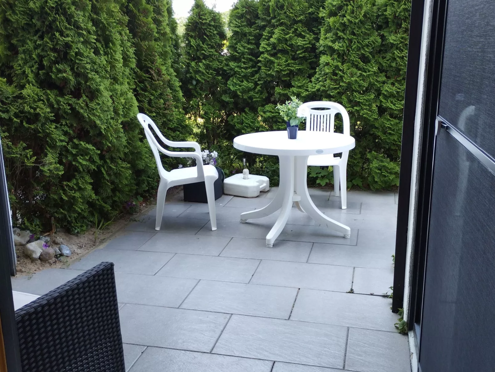 Strandnahe Ferienwohnung mit Gartenterrasse-Buiten