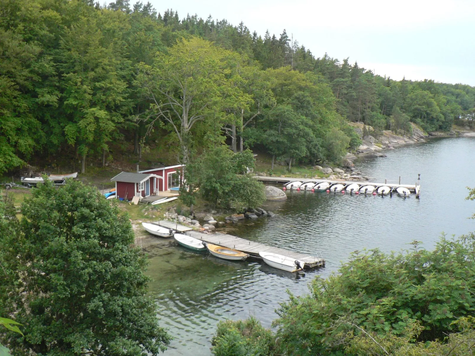 Holzhaus mit überdachter Terrasse-Buiten